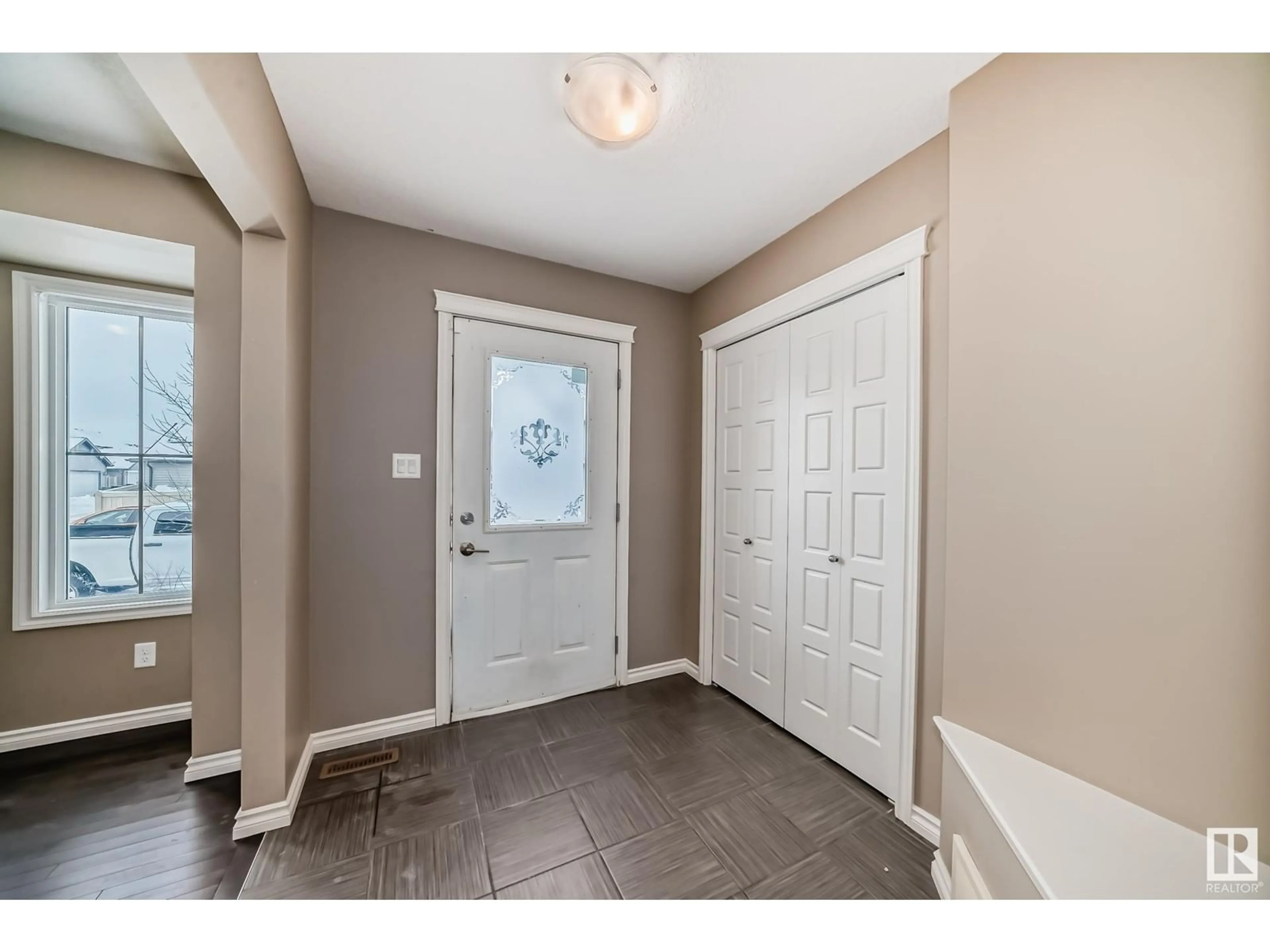 Indoor entryway for 1719 56 ST SW, Edmonton Alberta T6X1P8