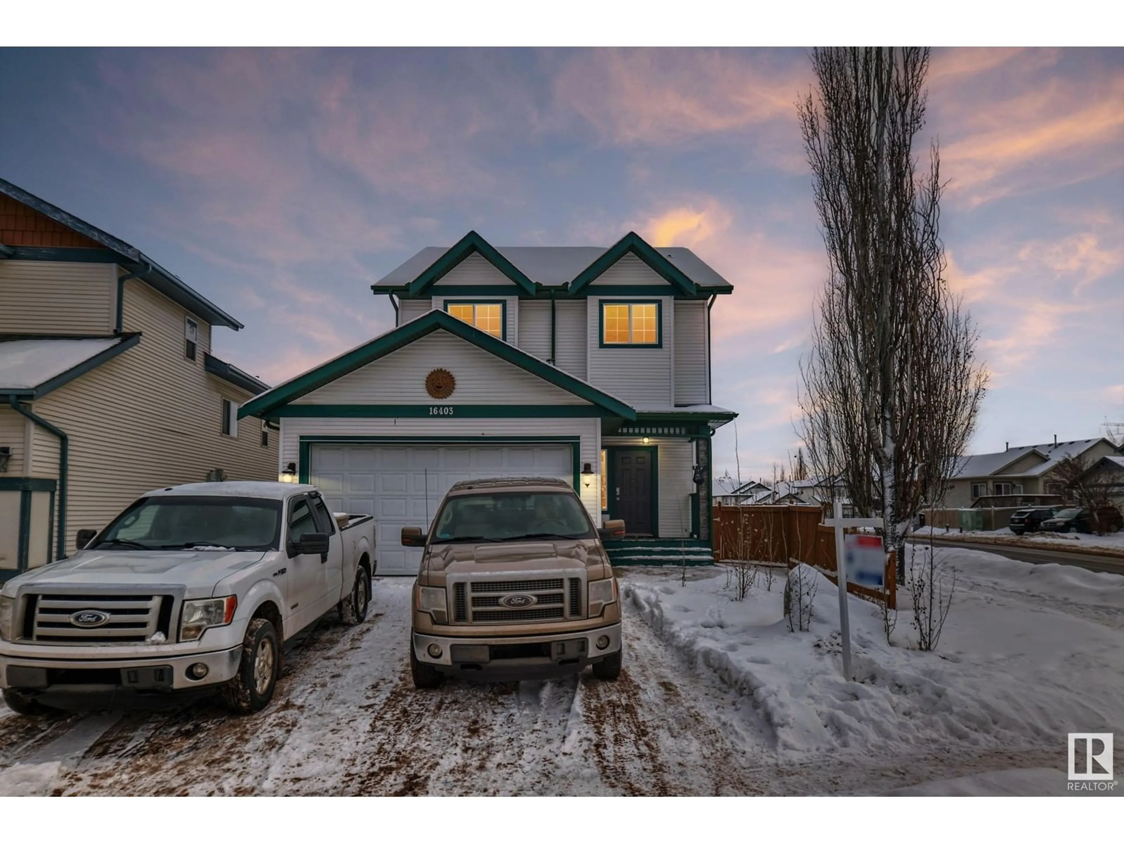 A pic from outside/outdoor area/front of a property/back of a property/a pic from drone, street for 16403 91 ST NW, Edmonton Alberta T5Z3H7