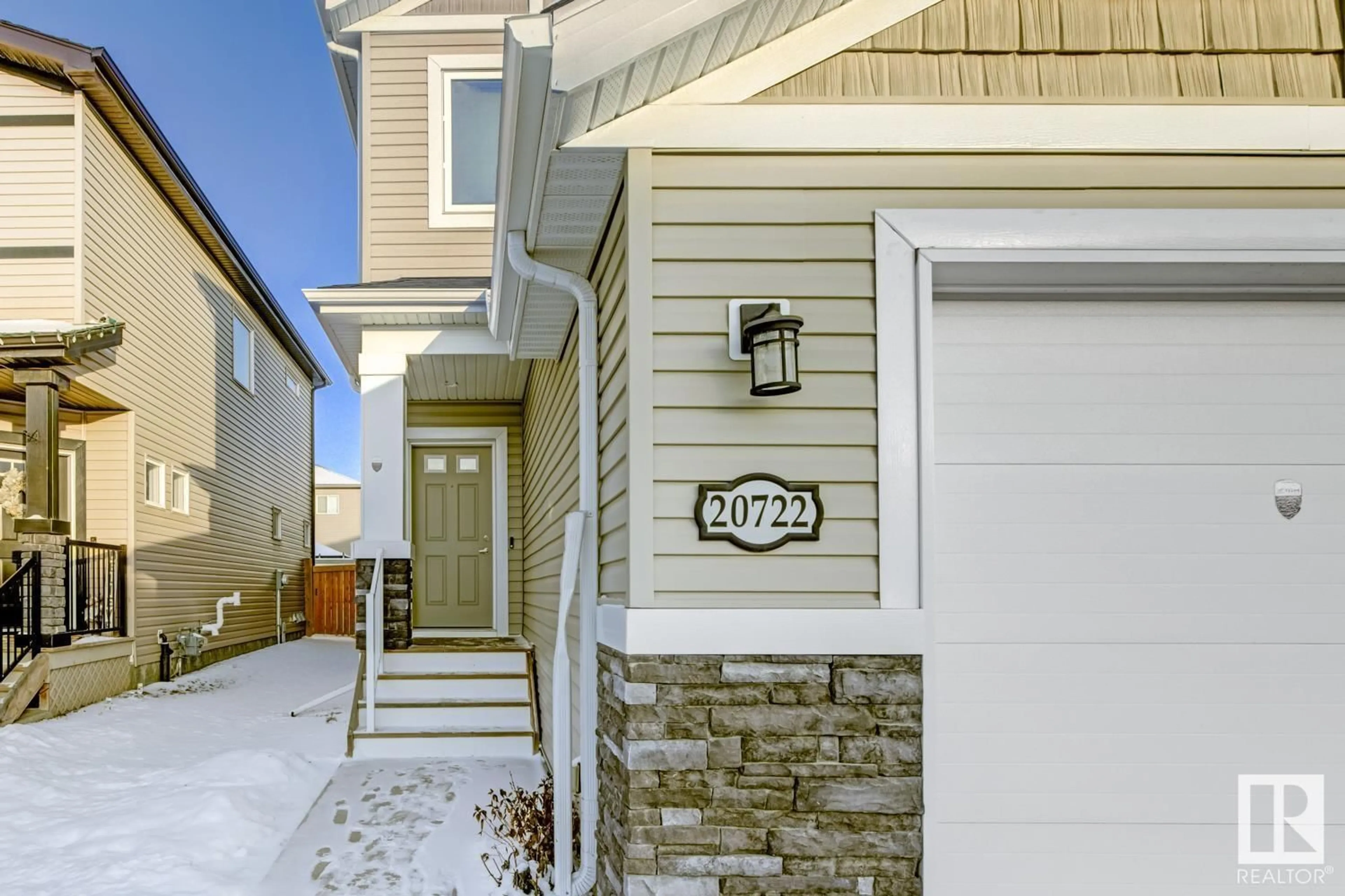 Indoor entryway for 20722 99A AV NW, Edmonton Alberta T5T3M9