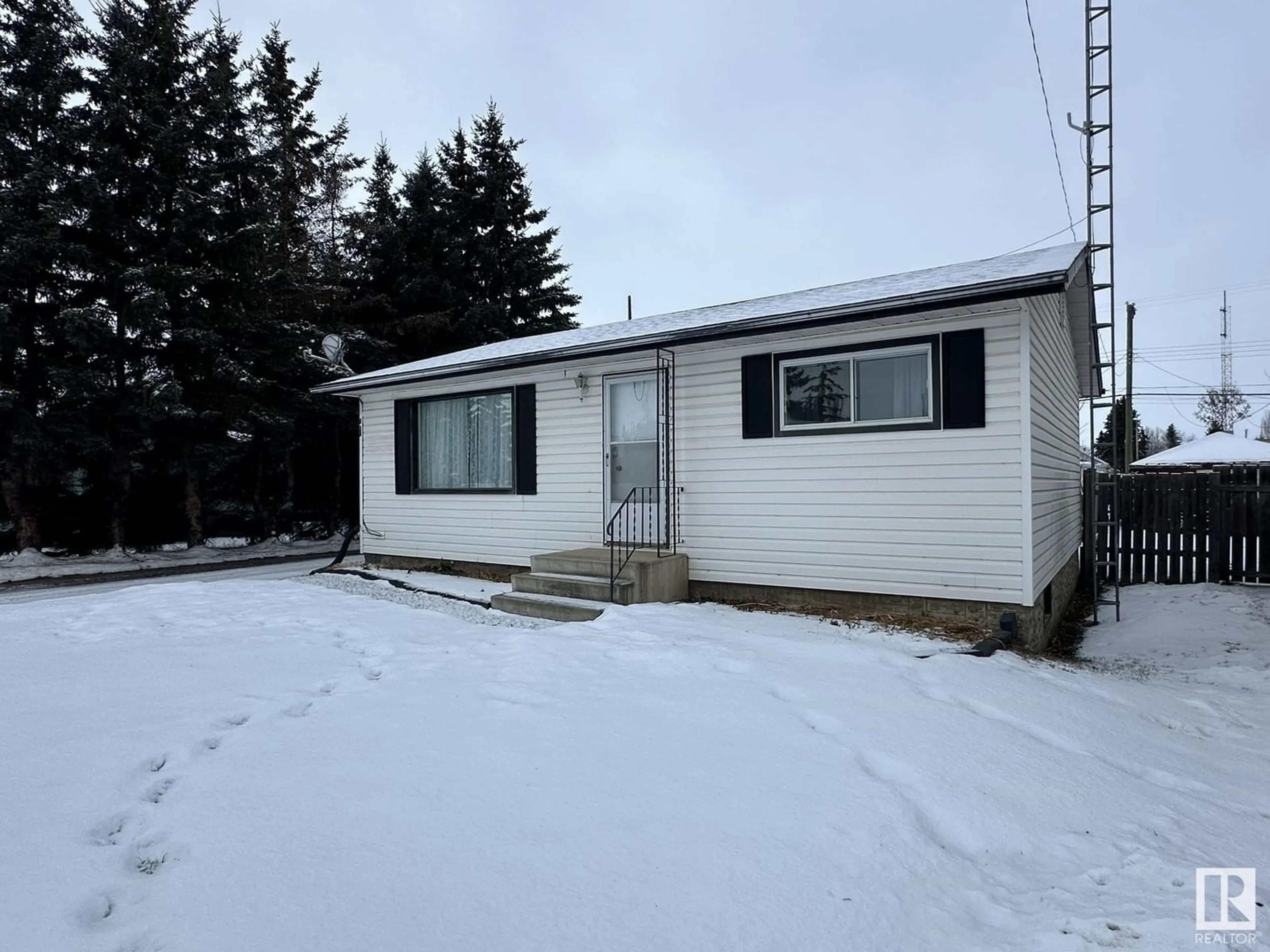 Home with vinyl exterior material, street for 338 West Railway DR, Smoky Lake Town Alberta T0A3C0