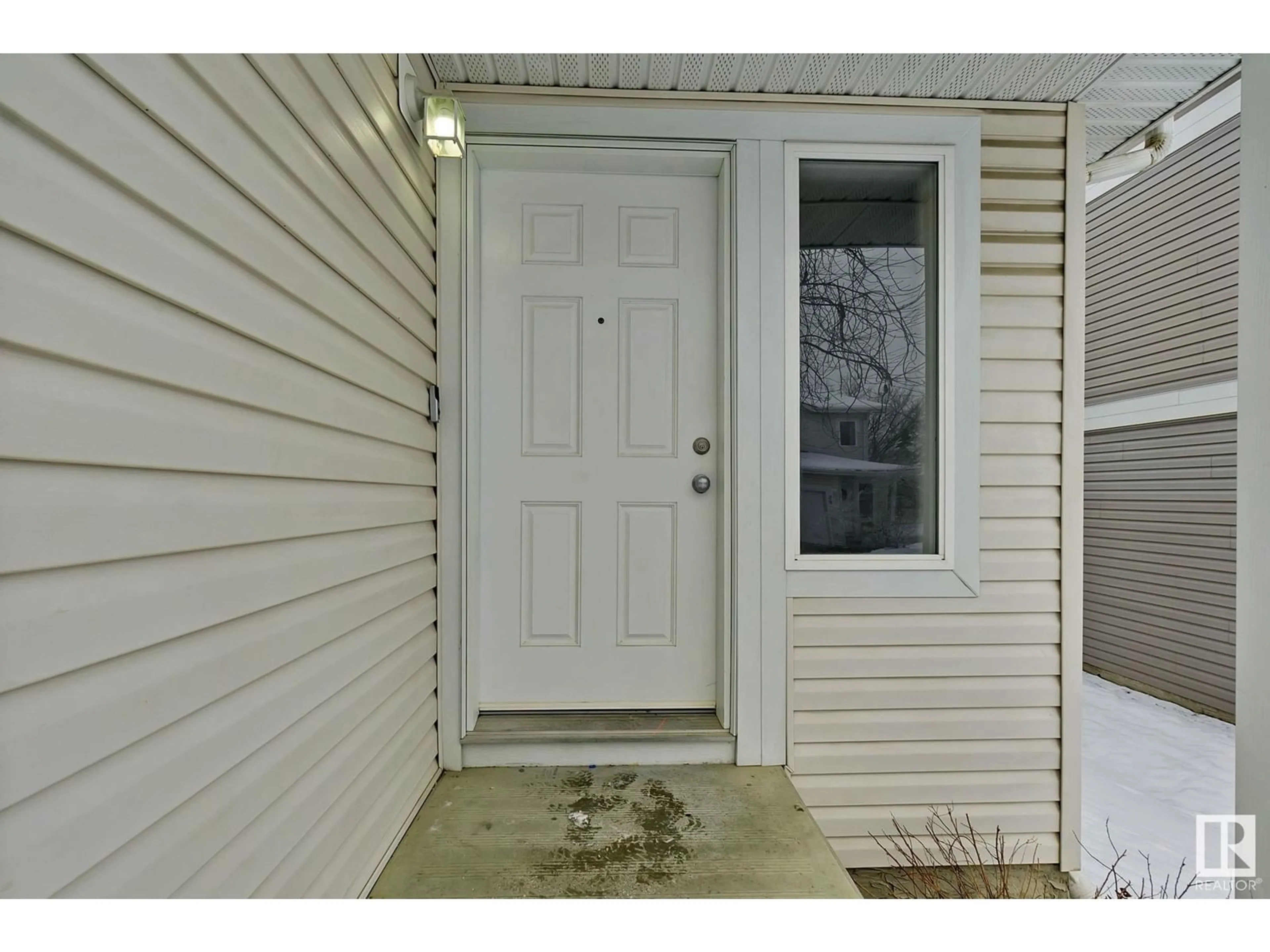 Indoor entryway for #3 130 HYNDMAN CR NW, Edmonton Alberta T5A0E8