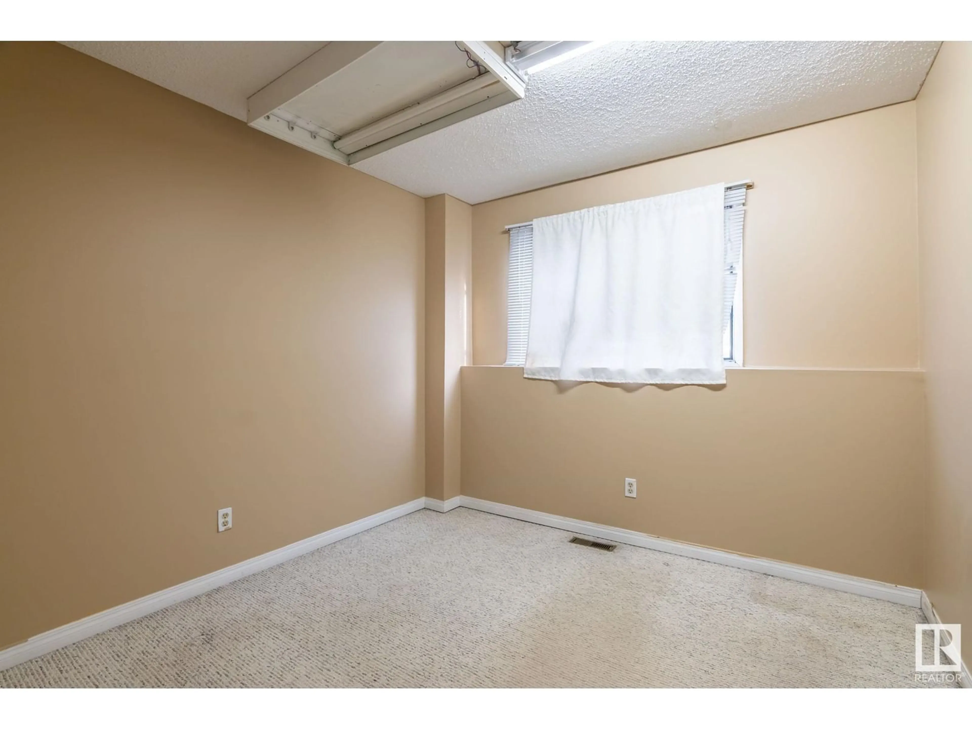 A pic of a room for 11133 130 ST NW, Edmonton Alberta T5M0Z9