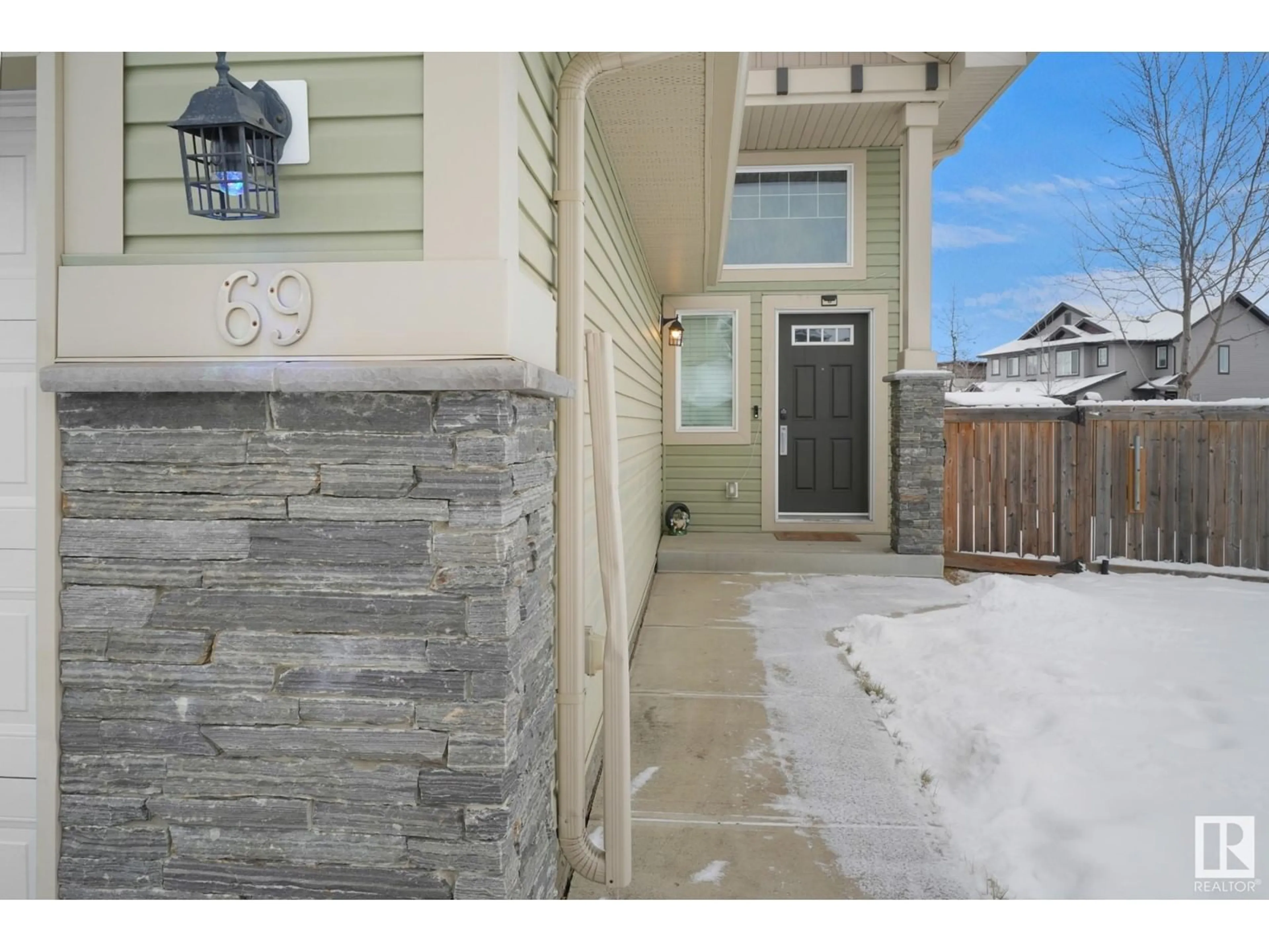 Indoor entryway for 69 NAVAJO LN, Fort Saskatchewan Alberta T8L0K6