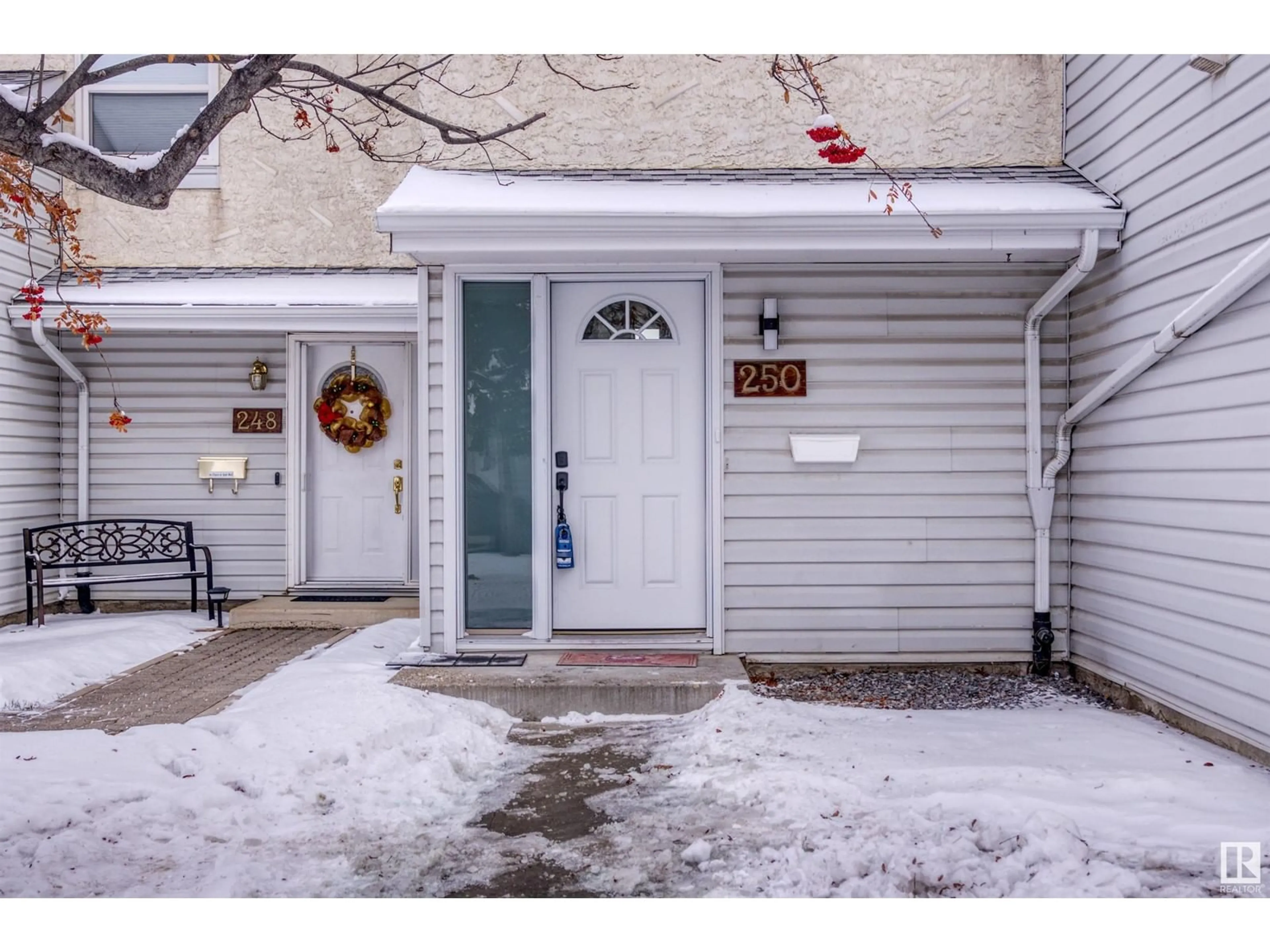 Indoor entryway for 250 CALLINGWOOD PL NW, Edmonton Alberta T5T2C6