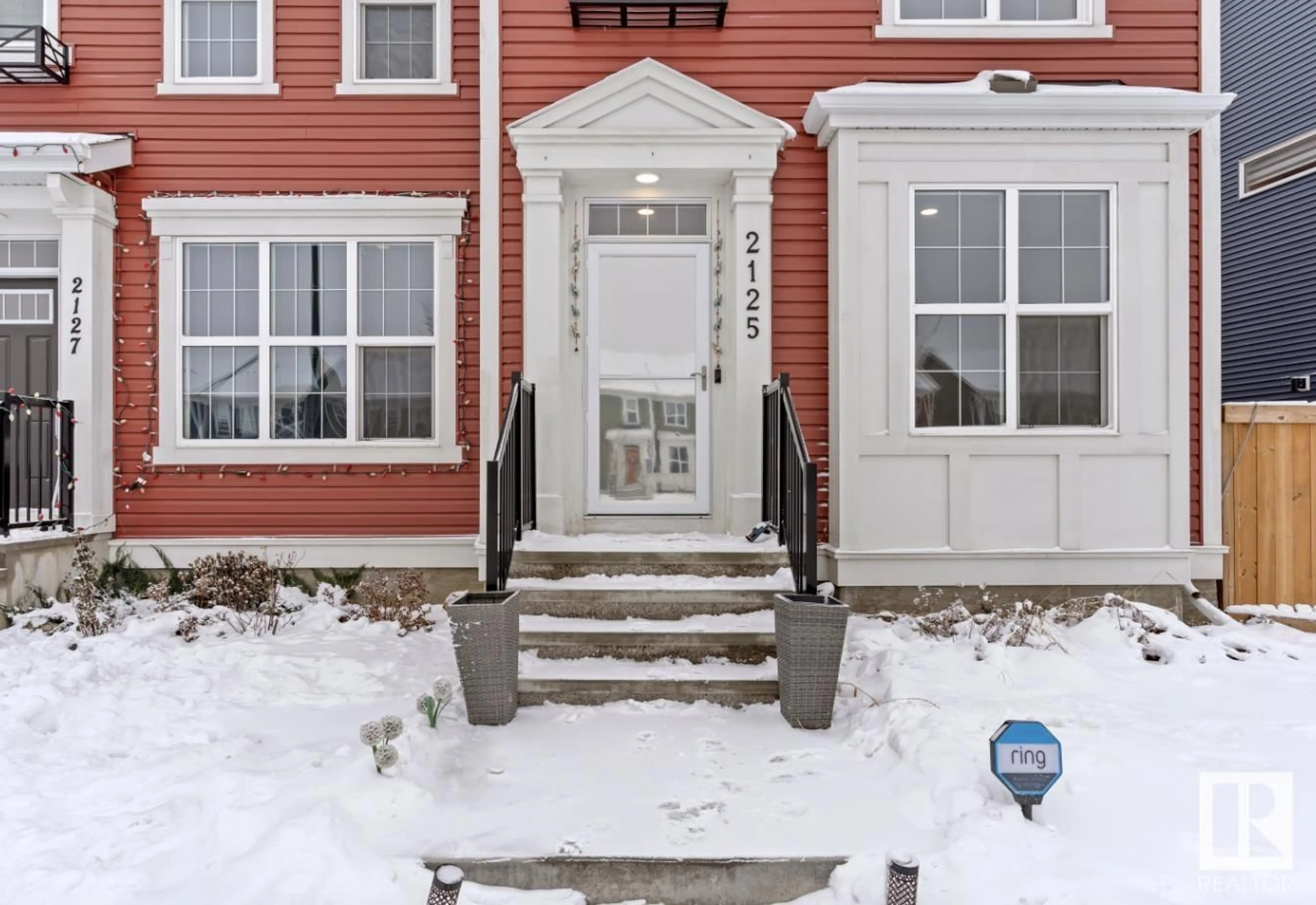 Indoor entryway for 2125 Maple Road NW, Edmonton Alberta T6T2L6