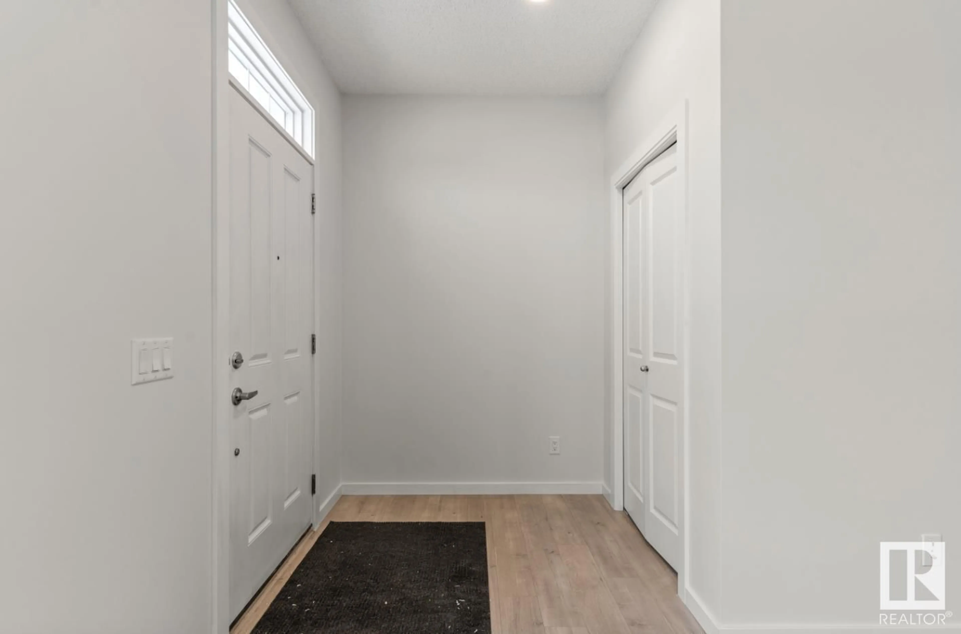 Indoor entryway for 2125 Maple Road NW, Edmonton Alberta T6T2L6