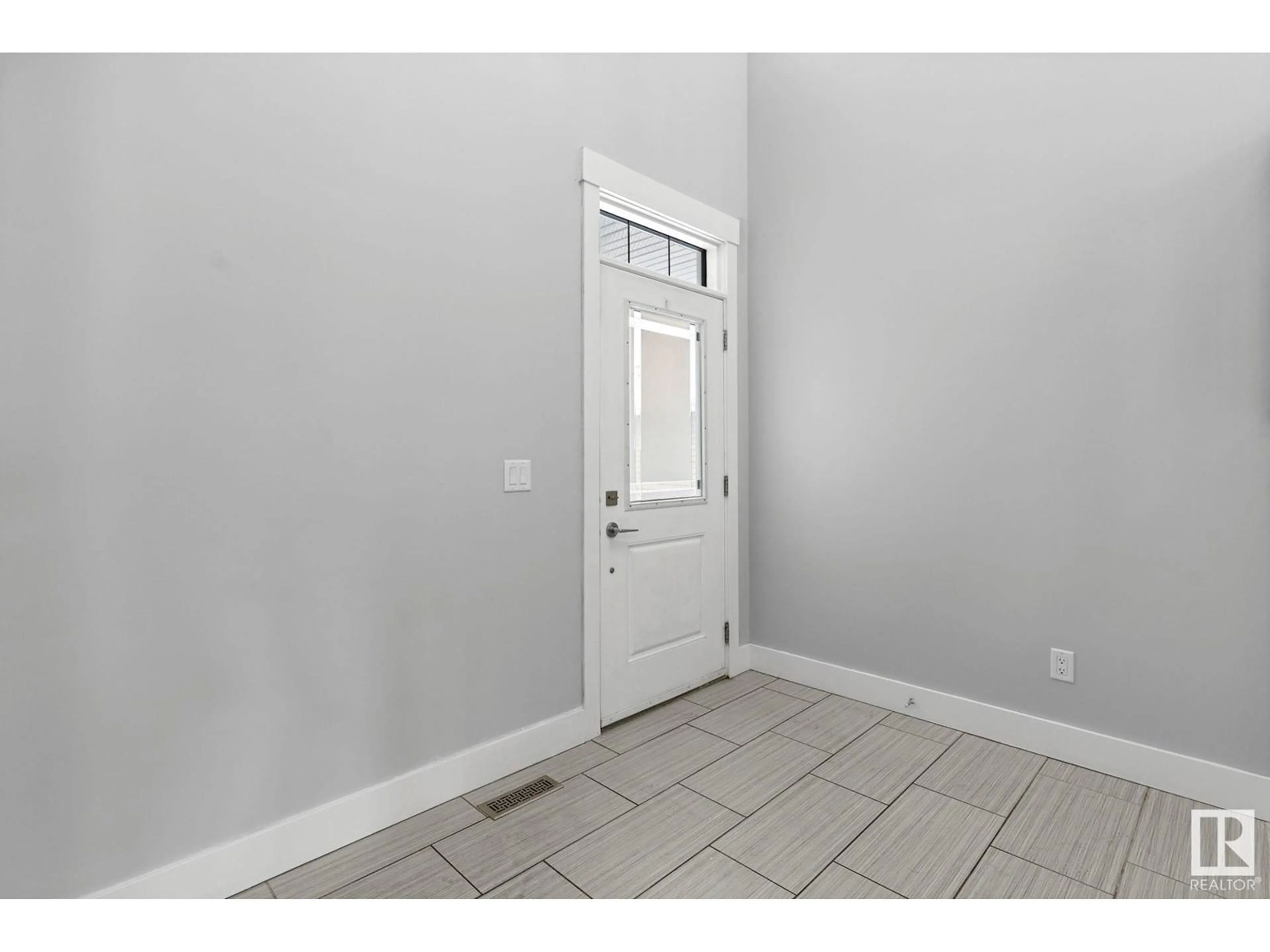 Indoor entryway for 8719 218 ST NW, Edmonton Alberta T5T4R7