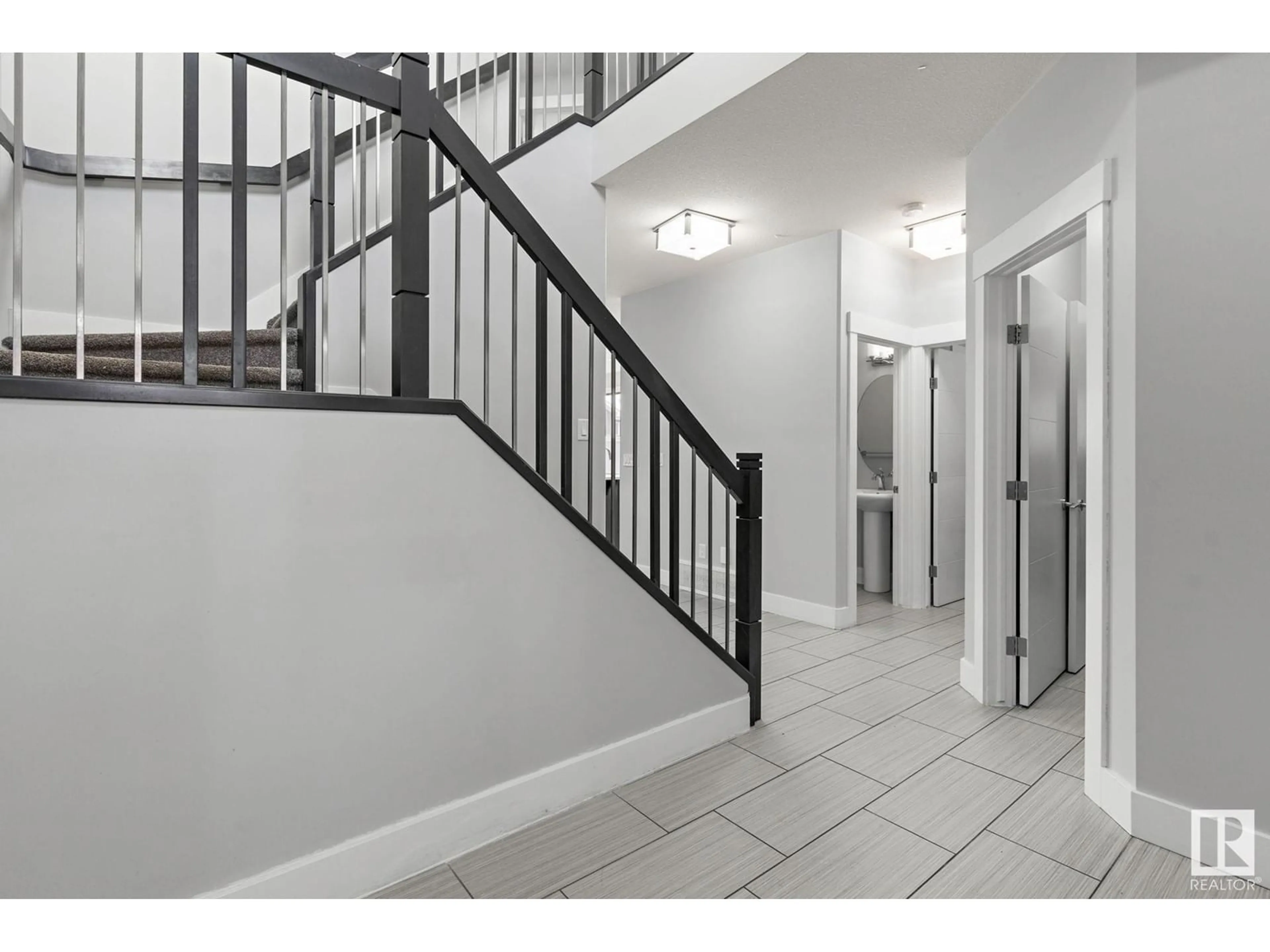 Indoor foyer for 8719 218 ST NW, Edmonton Alberta T5T4R7