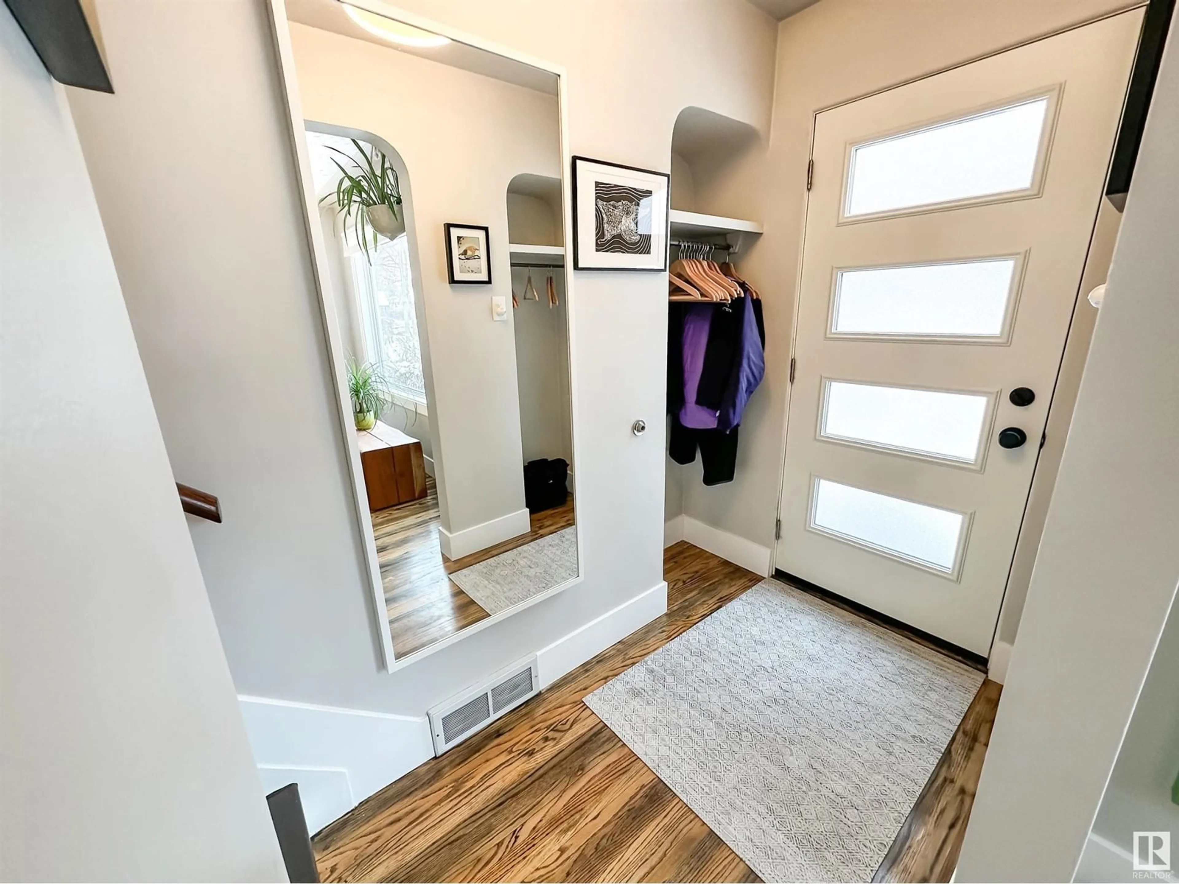 Indoor entryway for 6630 110 ST NW, Edmonton Alberta T6H3E7