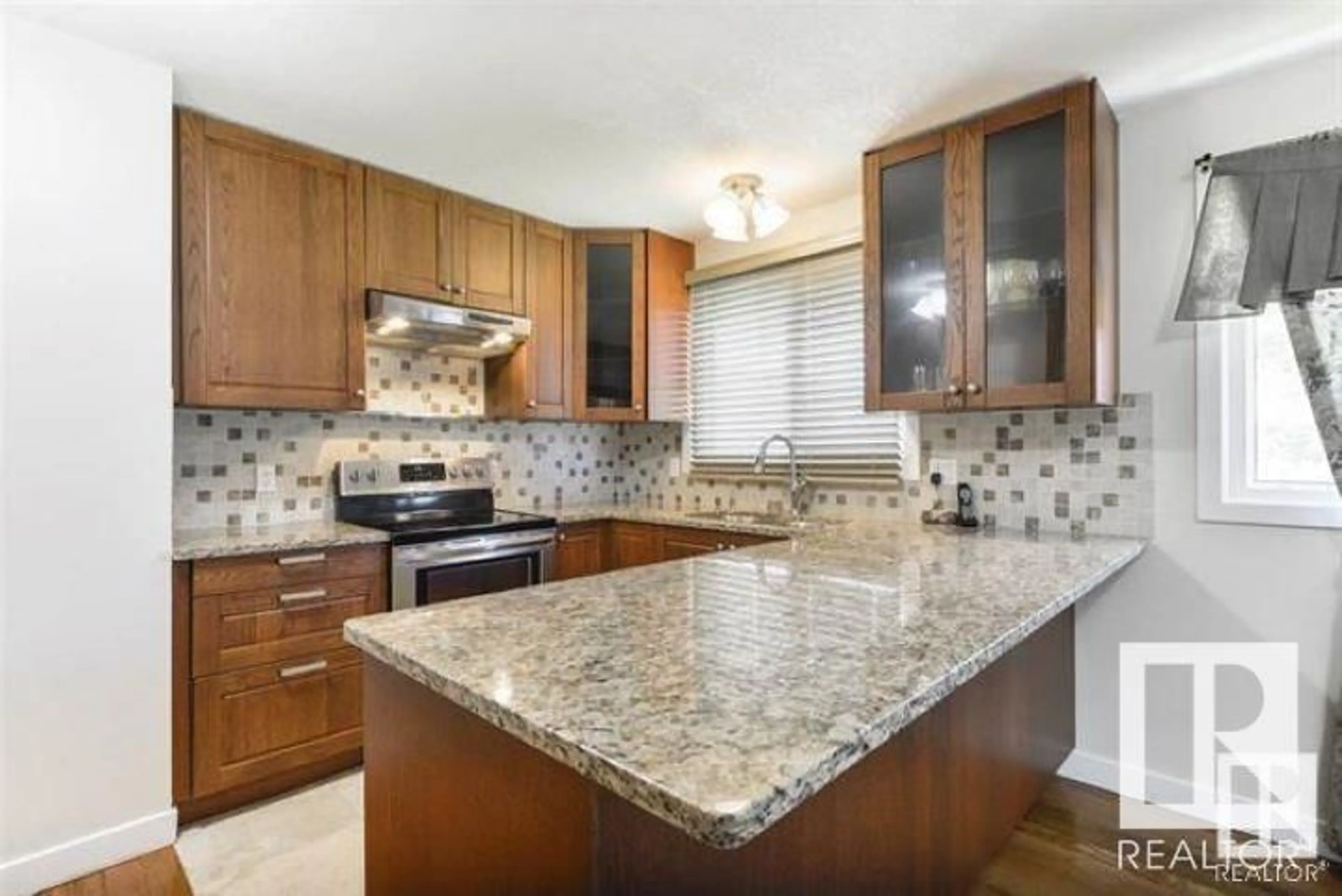 Open concept kitchen, ceramic/tile floor for 9326 168 ST NW, Edmonton Alberta T5R2W3