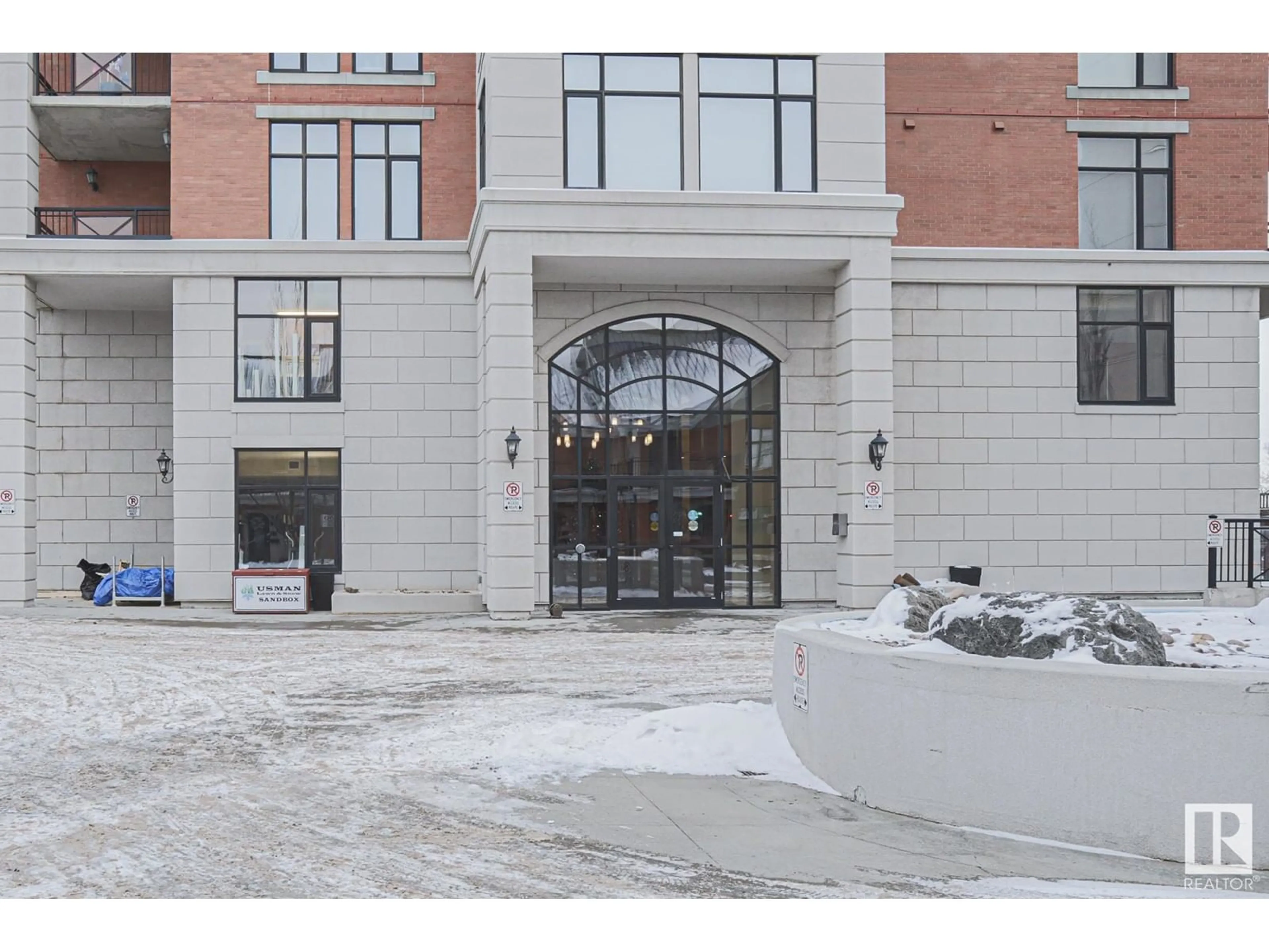 Indoor foyer for 1201 JASPER AVE, Edmonton Alberta T5H3S8