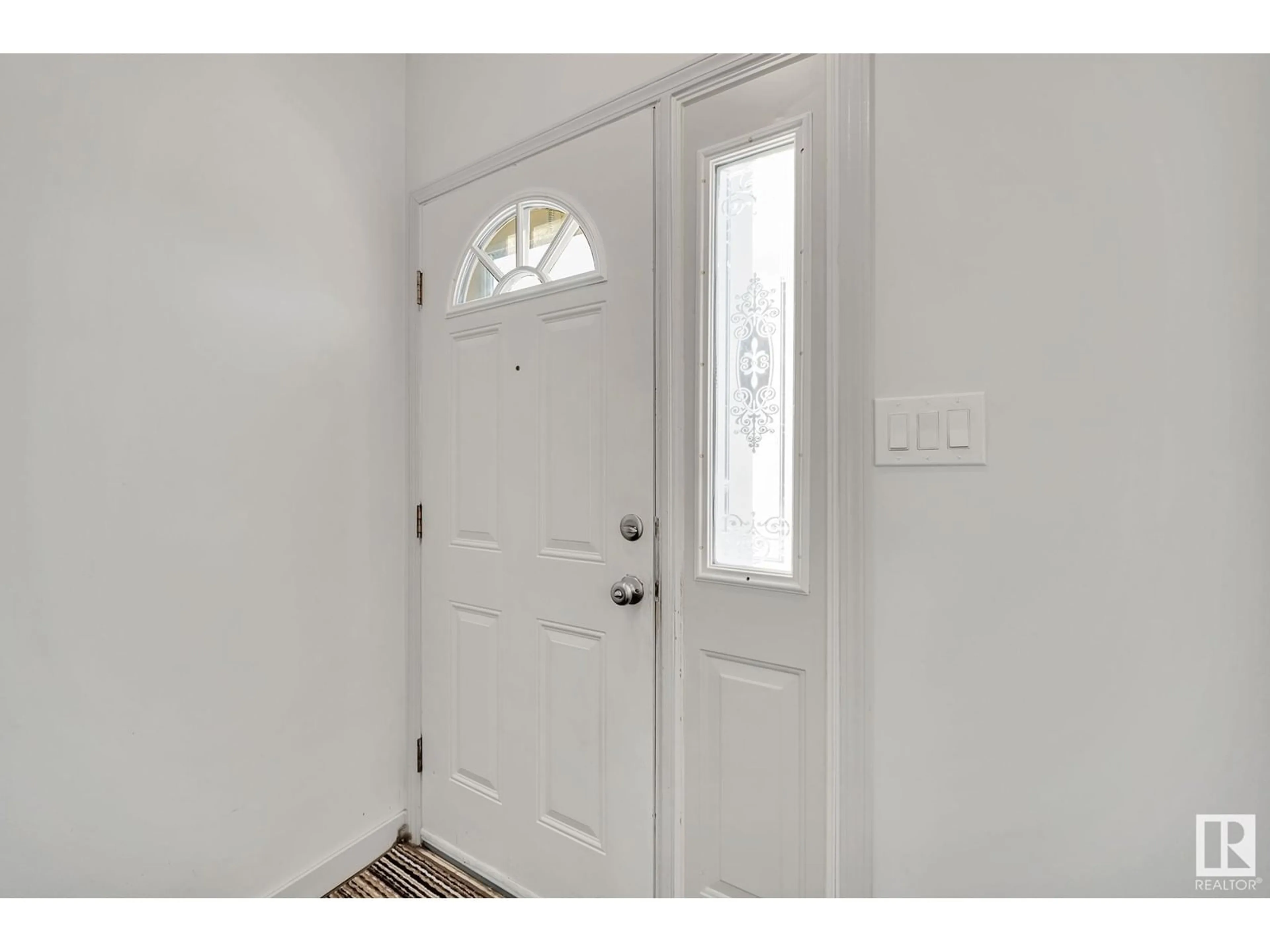 Indoor entryway for 8918D 144 AV NW, Edmonton Alberta T5E5V4