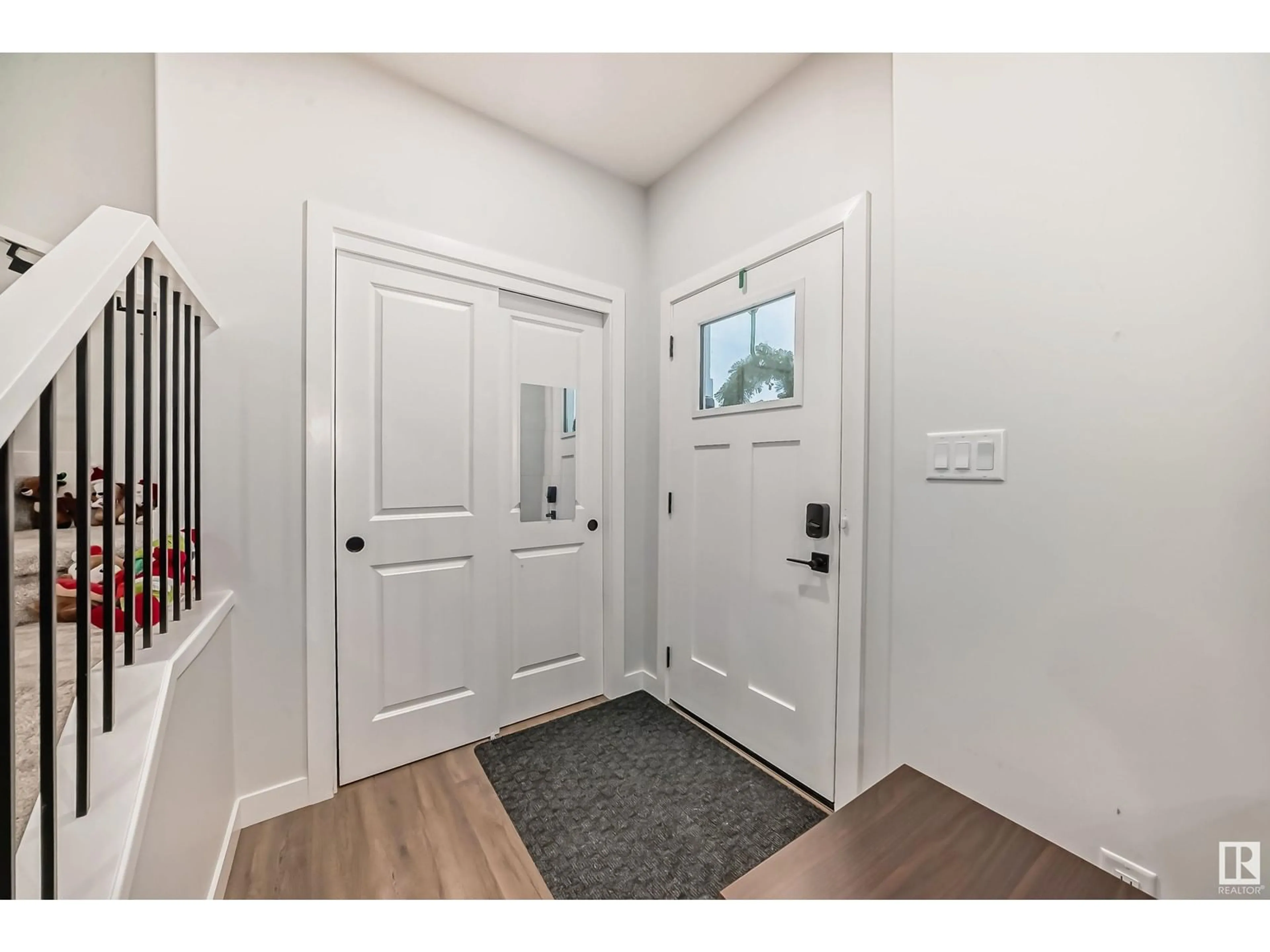 Indoor entryway for 1215 Eaton Lane NW, Edmonton Alberta T6M1M9