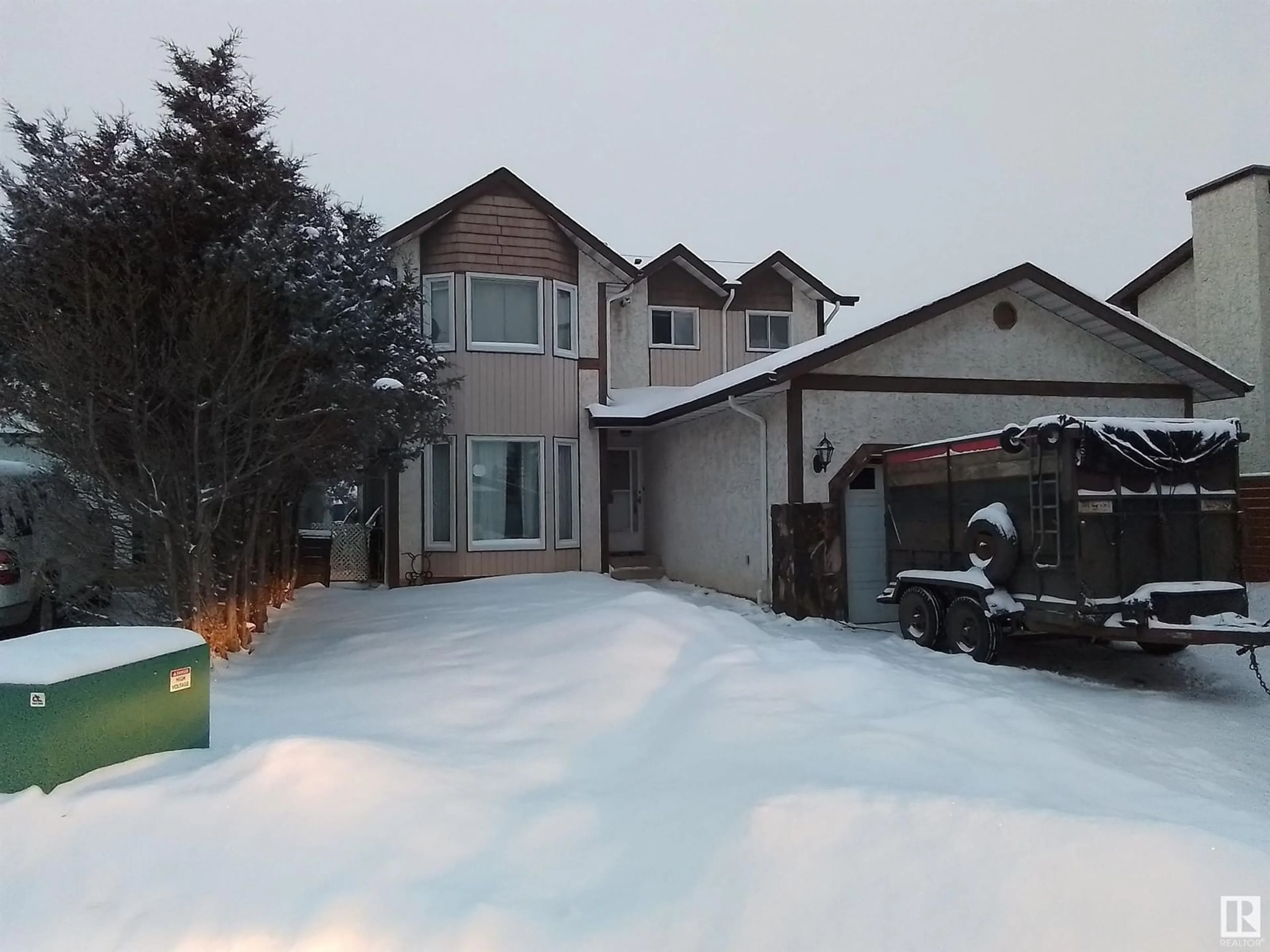 A pic from outside/outdoor area/front of a property/back of a property/a pic from drone, street for 7116 187A ST NW, Edmonton Alberta T5T5E7