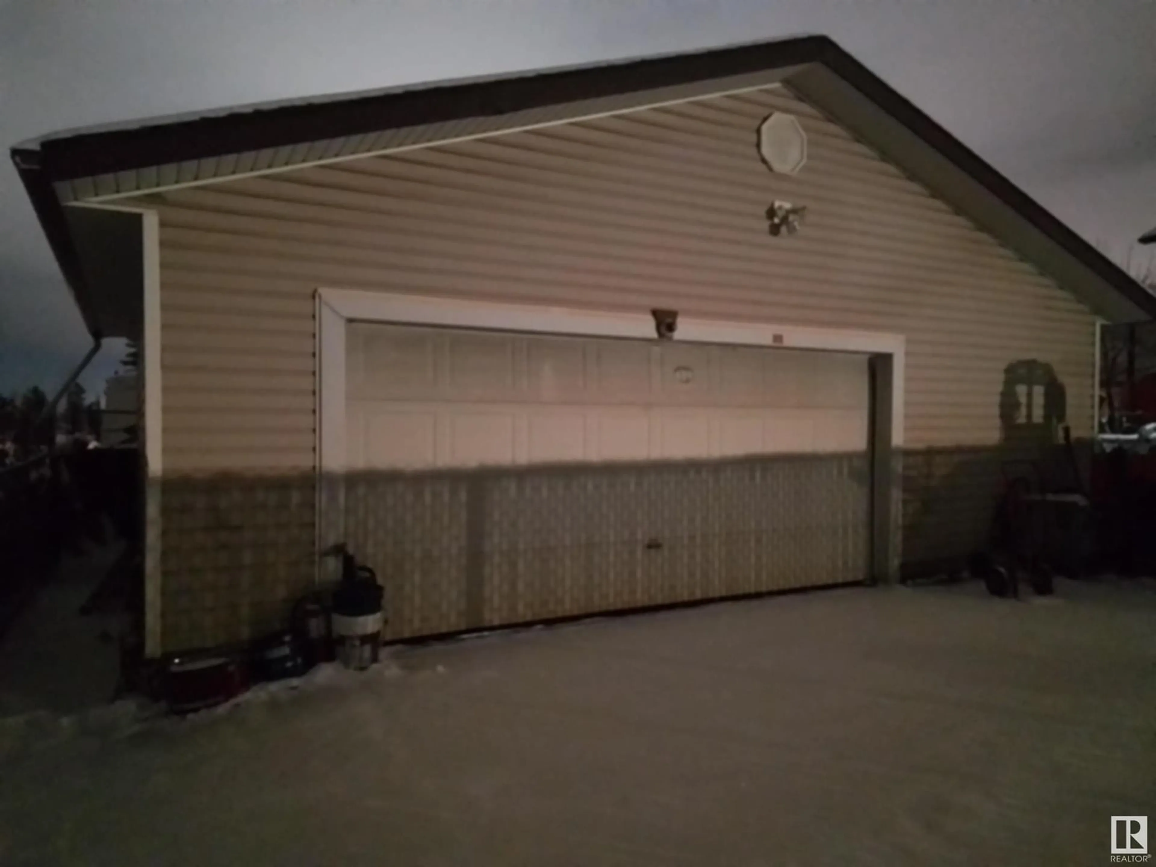 Indoor garage for 7116 187A ST NW, Edmonton Alberta T5T5E7