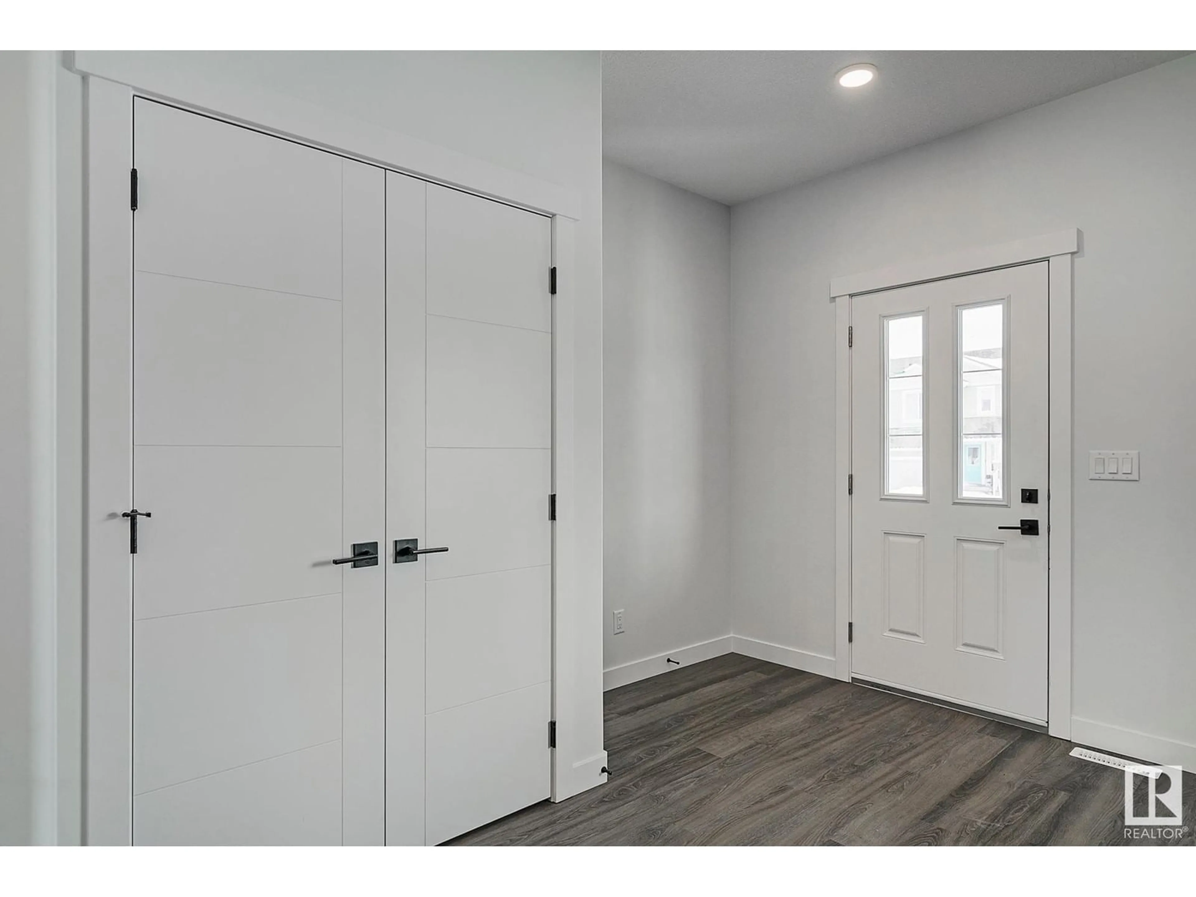Indoor entryway for 9823 107A AVENUE, Morinville Alberta T8R2P1