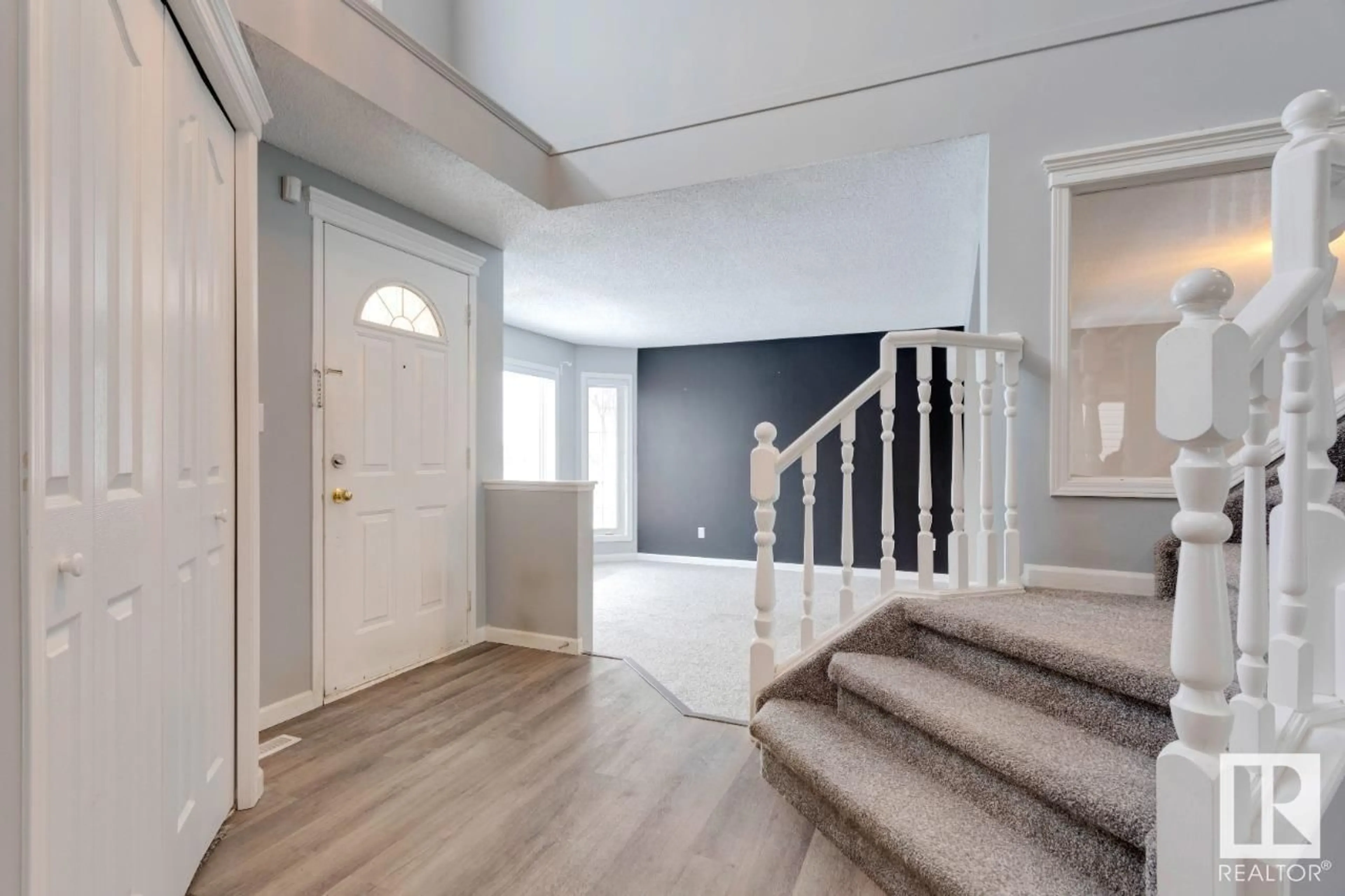 Indoor entryway for 1510 WELLWOOD WY NW, Edmonton Alberta T5Y2J2