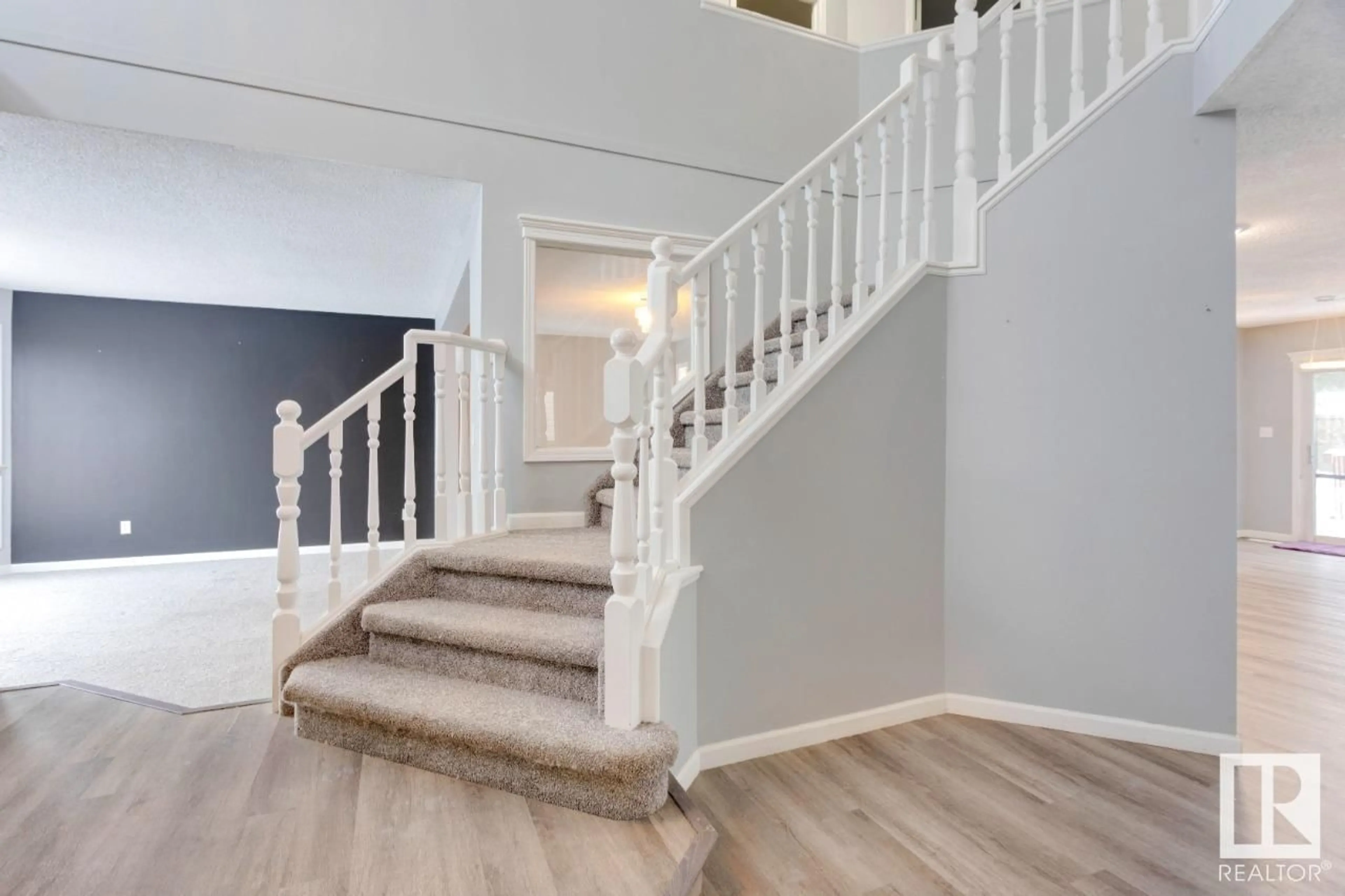 Stairs for 1510 WELLWOOD WY NW, Edmonton Alberta T5Y2J2