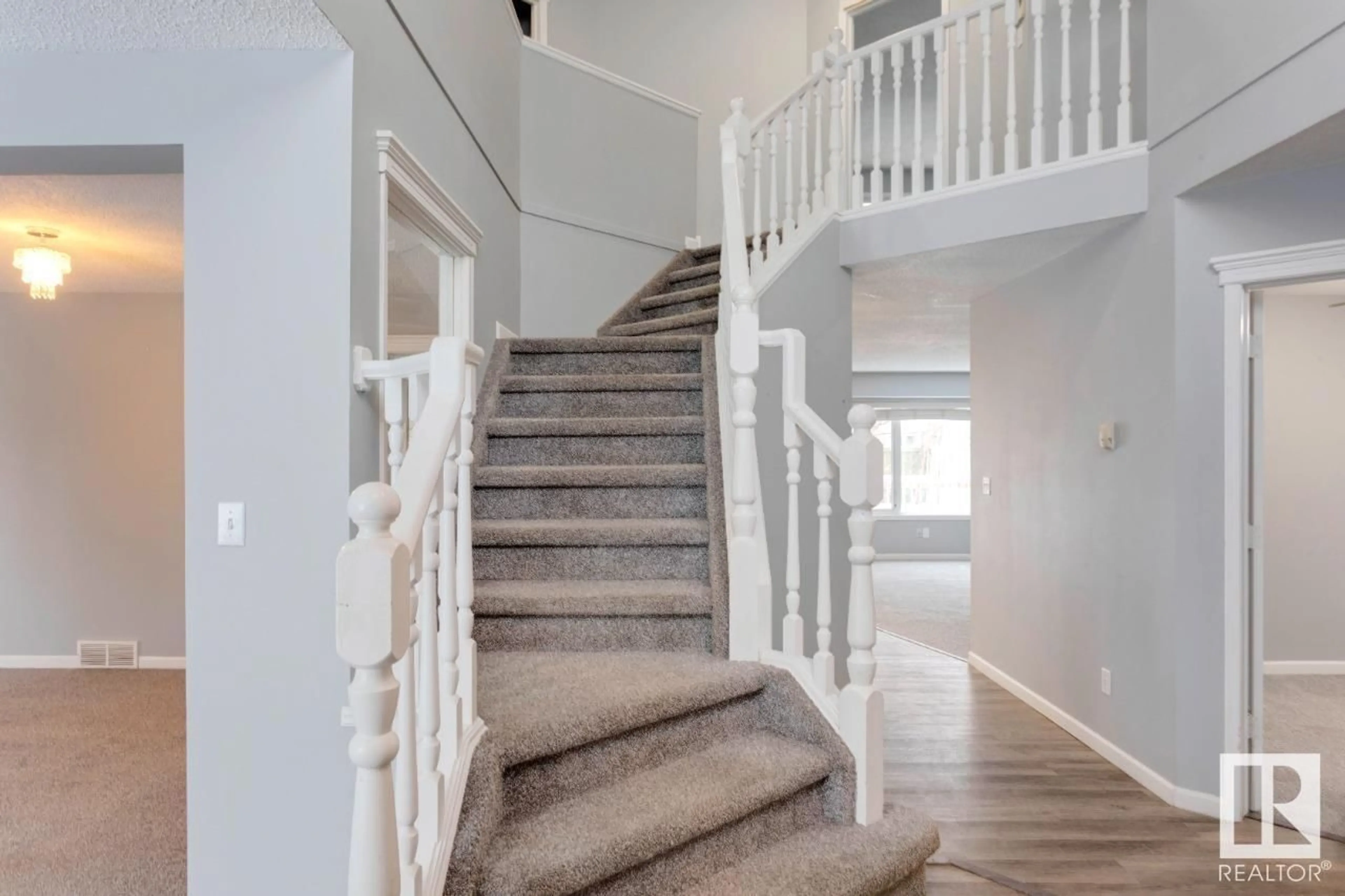 Stairs for 1510 WELLWOOD WY NW, Edmonton Alberta T5Y2J2