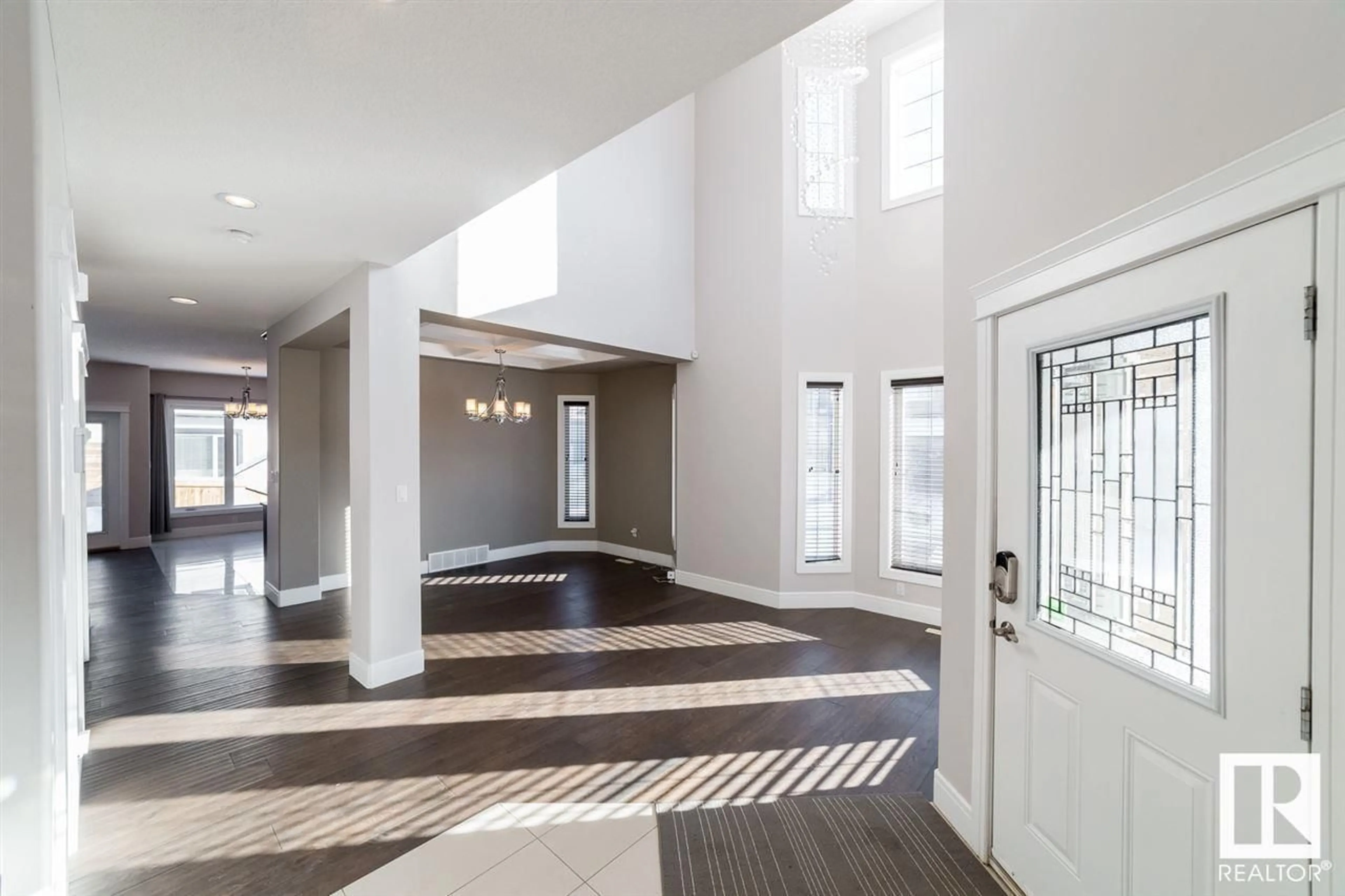 Indoor foyer for 16231 138 ST NW NW, Edmonton Alberta T6V0J8