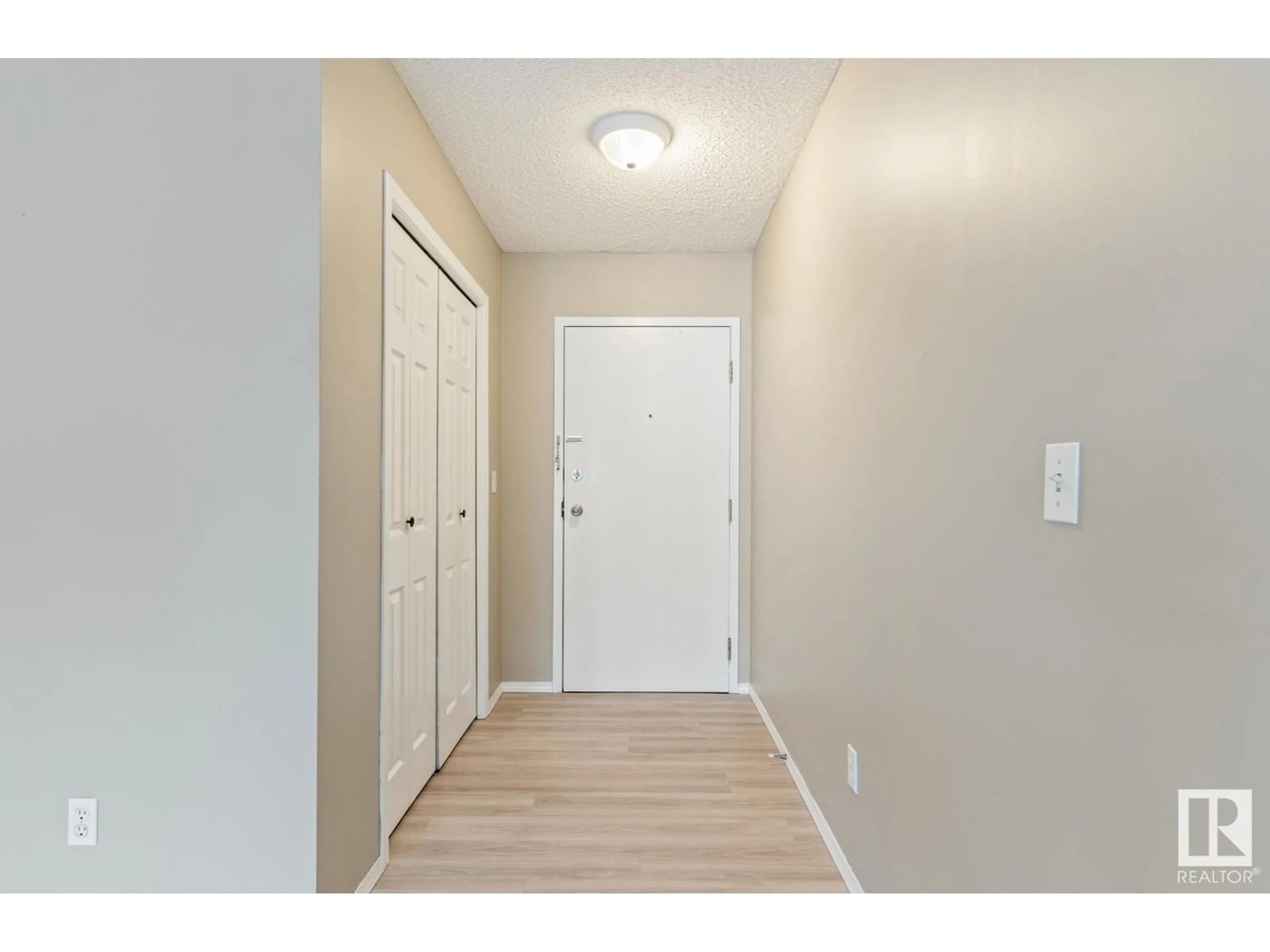 Indoor entryway for #204 12110 119 Ave NW, Edmonton Alberta T5L5G9