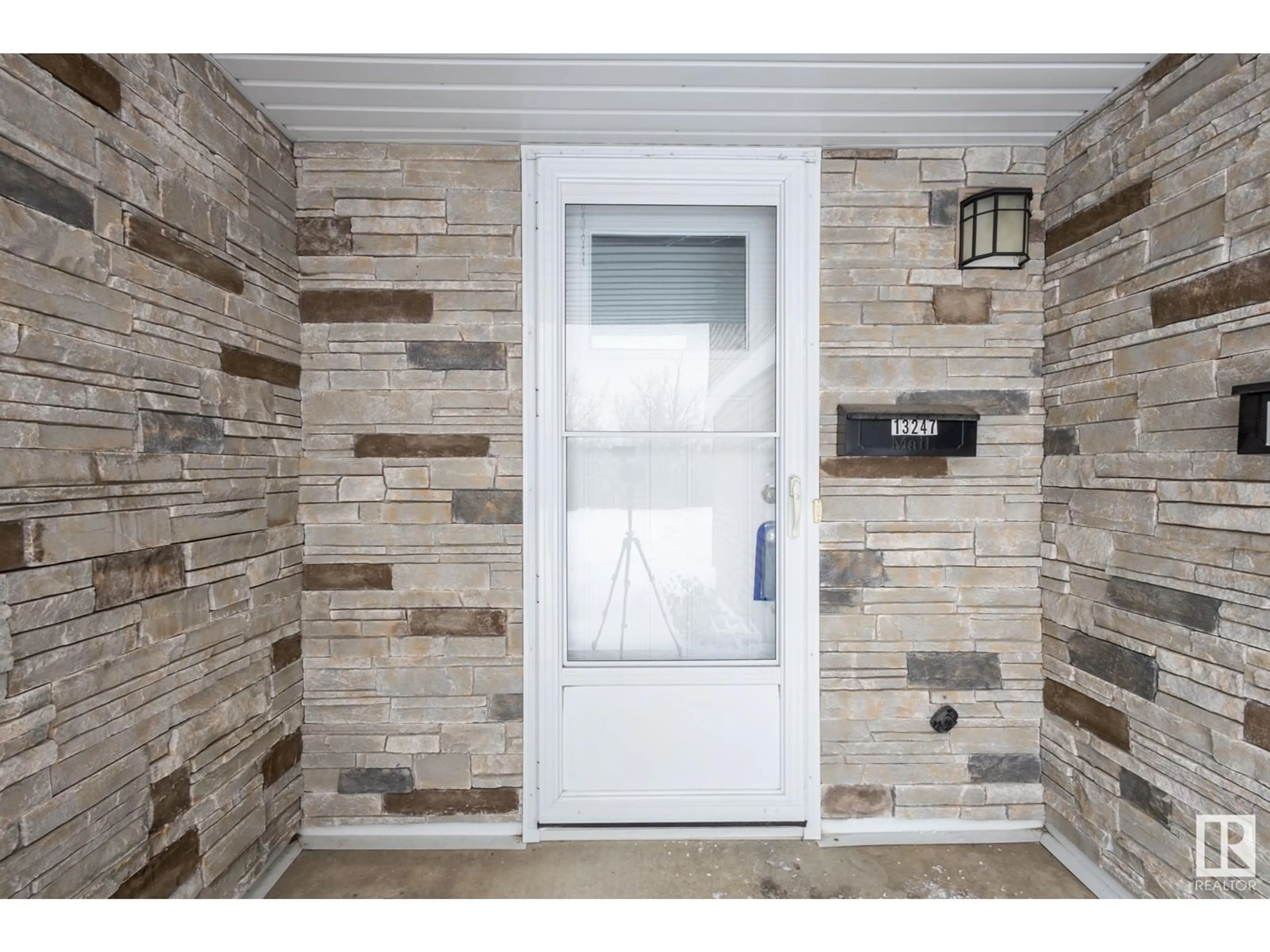 Indoor entryway for 13247 47 ST NW, Edmonton Alberta T5A3L5