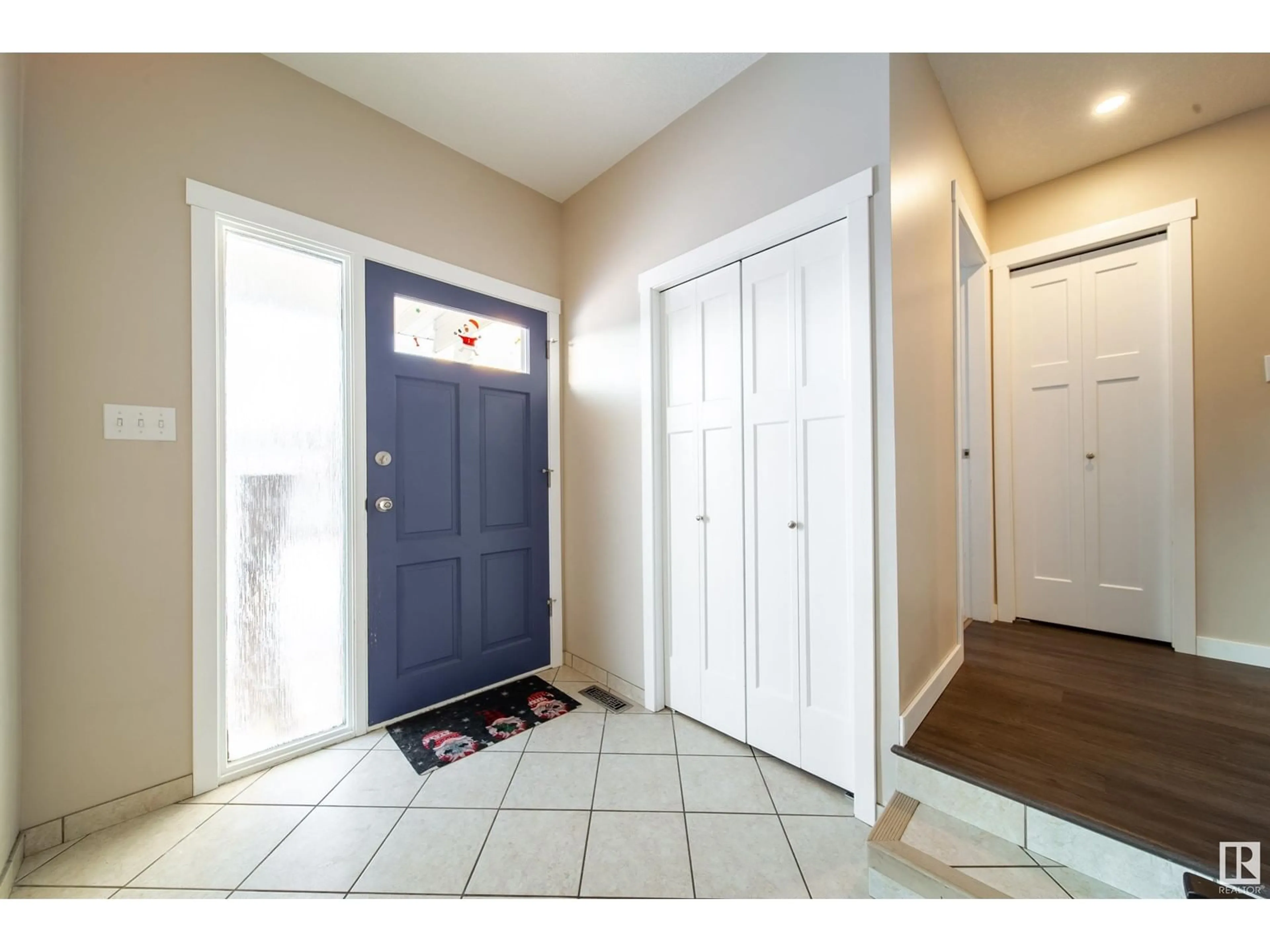 Indoor entryway for 6416 17 AV NW, Edmonton Alberta T6L1N4