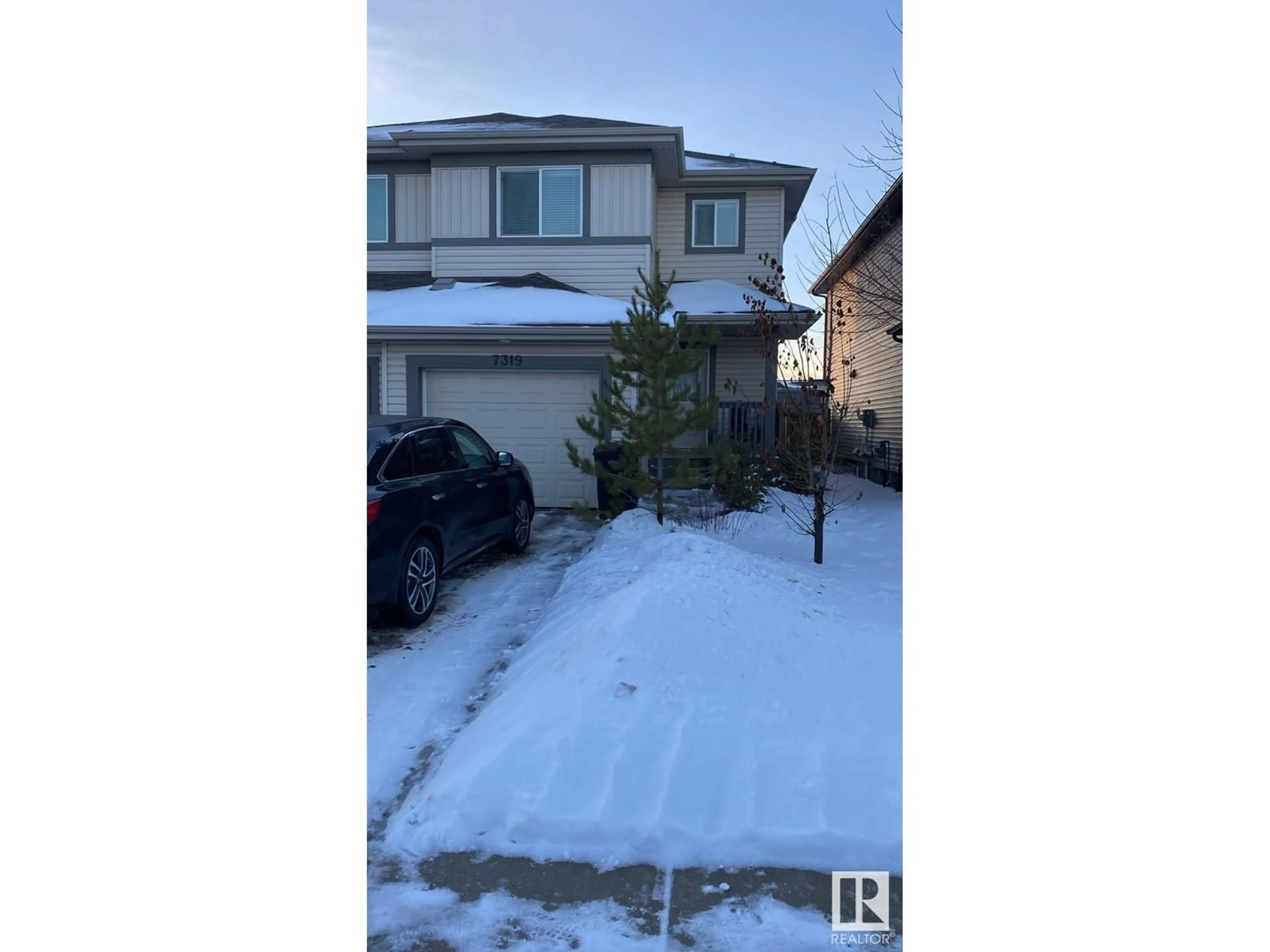 A pic from outside/outdoor area/front of a property/back of a property/a pic from drone, street for 7319 ARMOUR CR SW SW, Edmonton Alberta T6W2S2