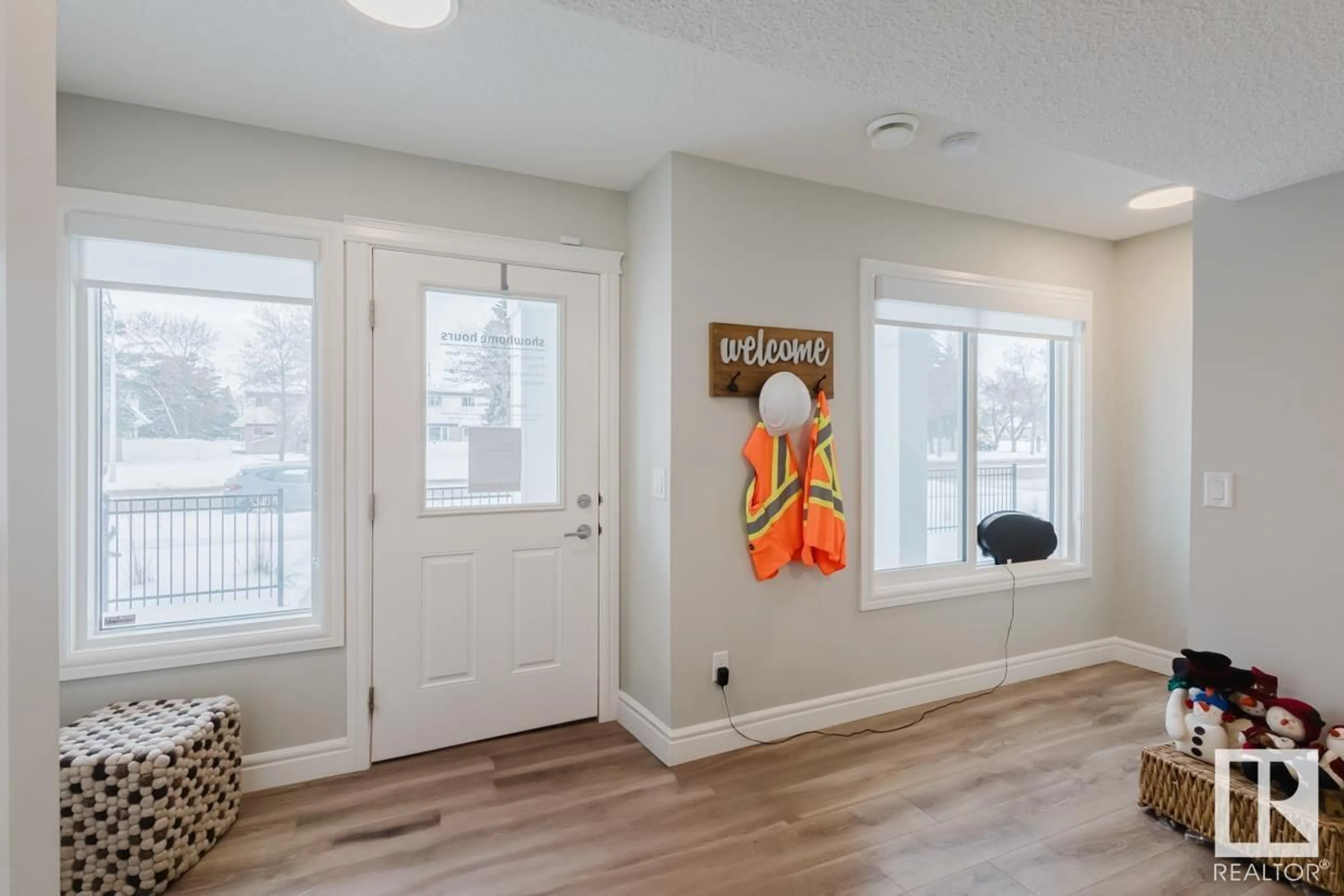 Indoor entryway for 4131 76 ST NW, Edmonton Alberta T6K1K8