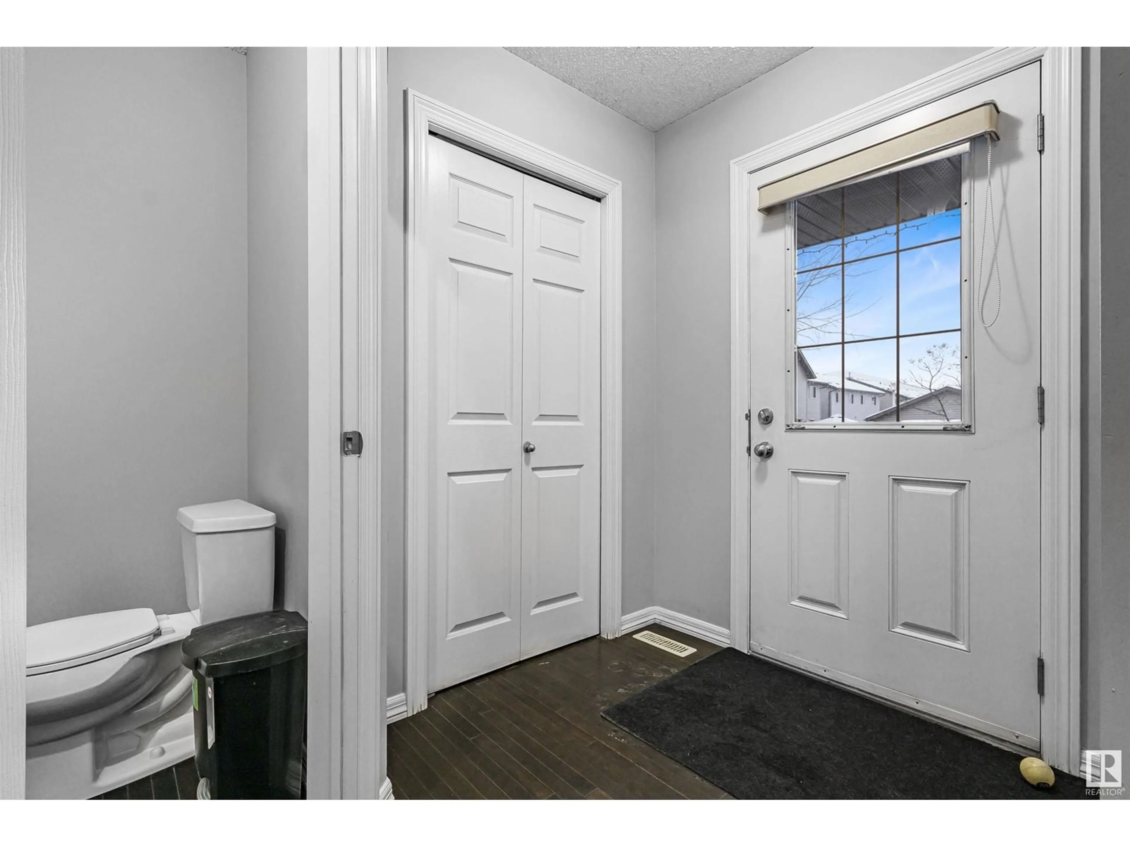 Indoor entryway for 1843 28 STREET NW NW, Edmonton Alberta T6T0N5