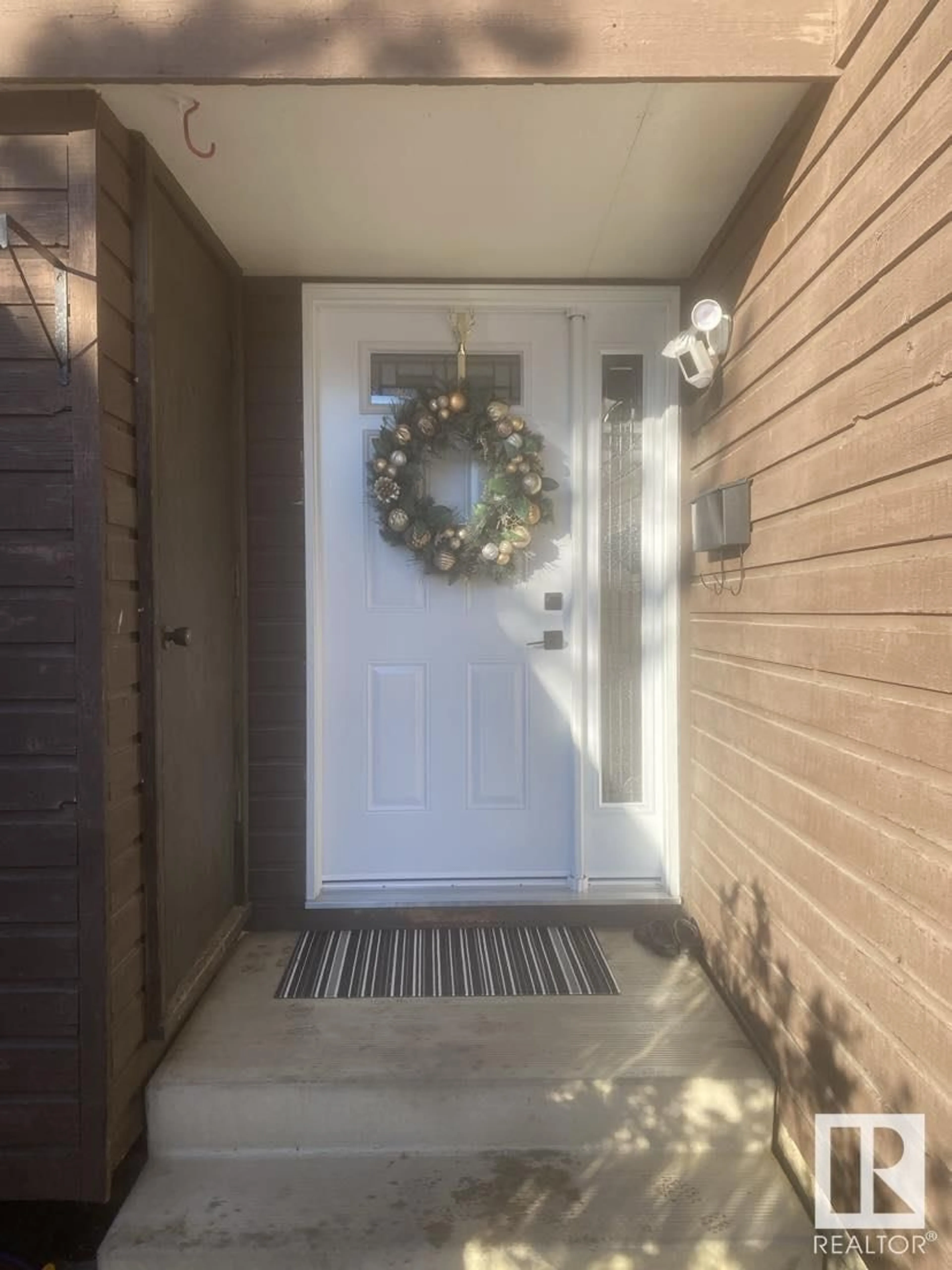 Indoor entryway for 2758 105 ST NW NW, Edmonton Alberta T6J4J3