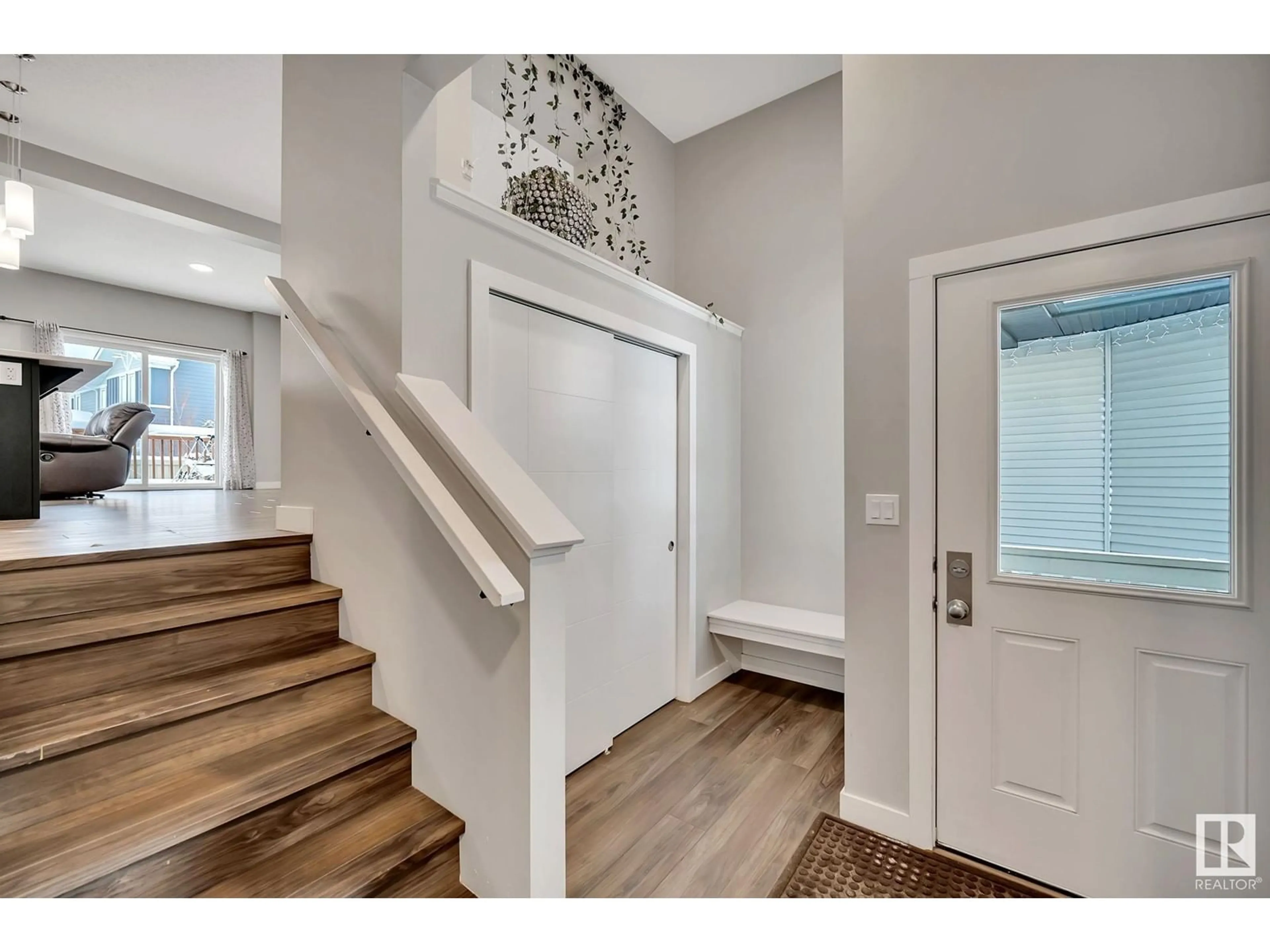 Indoor entryway for 3728 4 ST NW, Edmonton Alberta T6T2L8