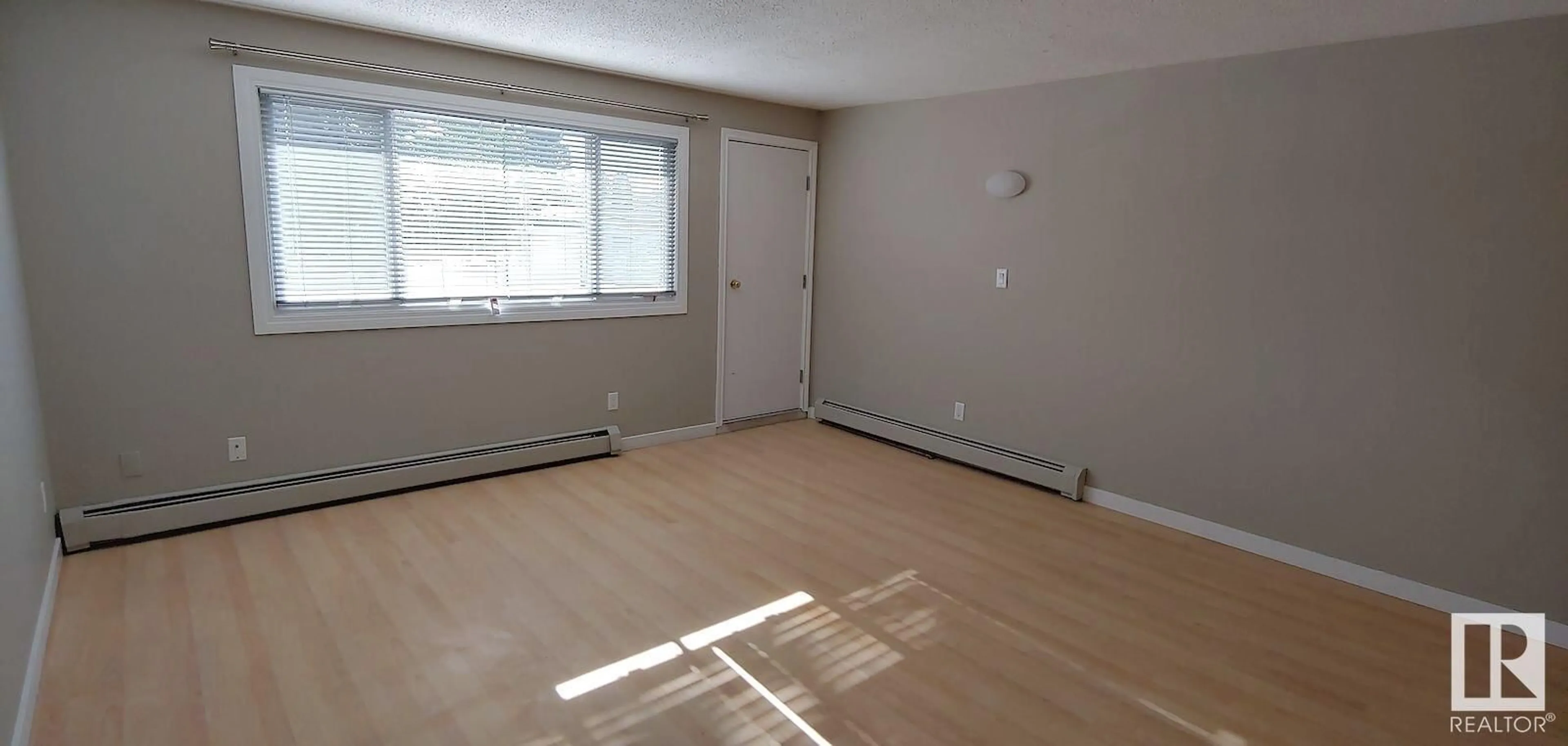 A pic of a room for #204 14903 92 AV NW, Edmonton Alberta T5R5B5