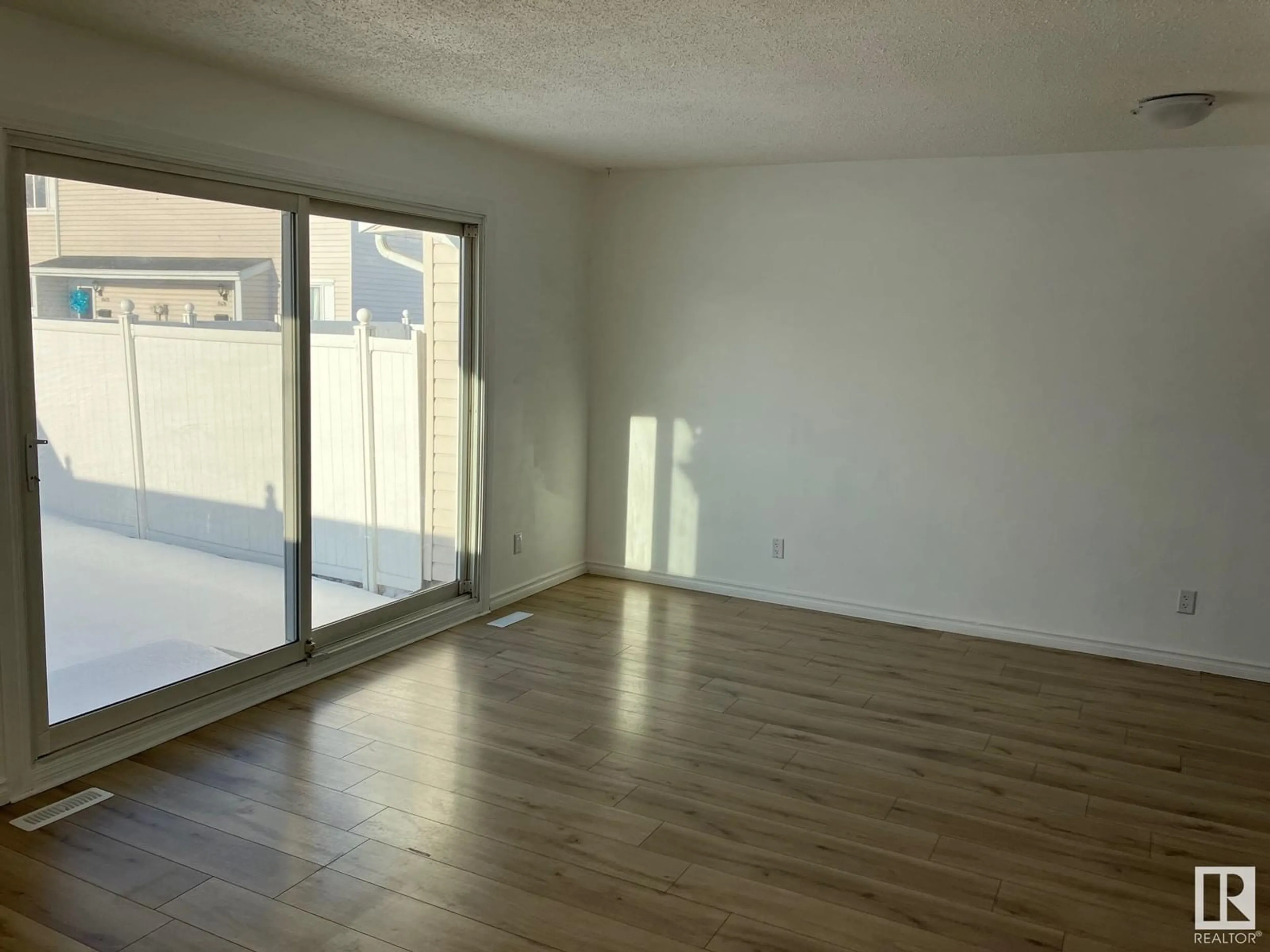 A pic of a room for 11472 139 AV NW, Edmonton Alberta T5X3L4