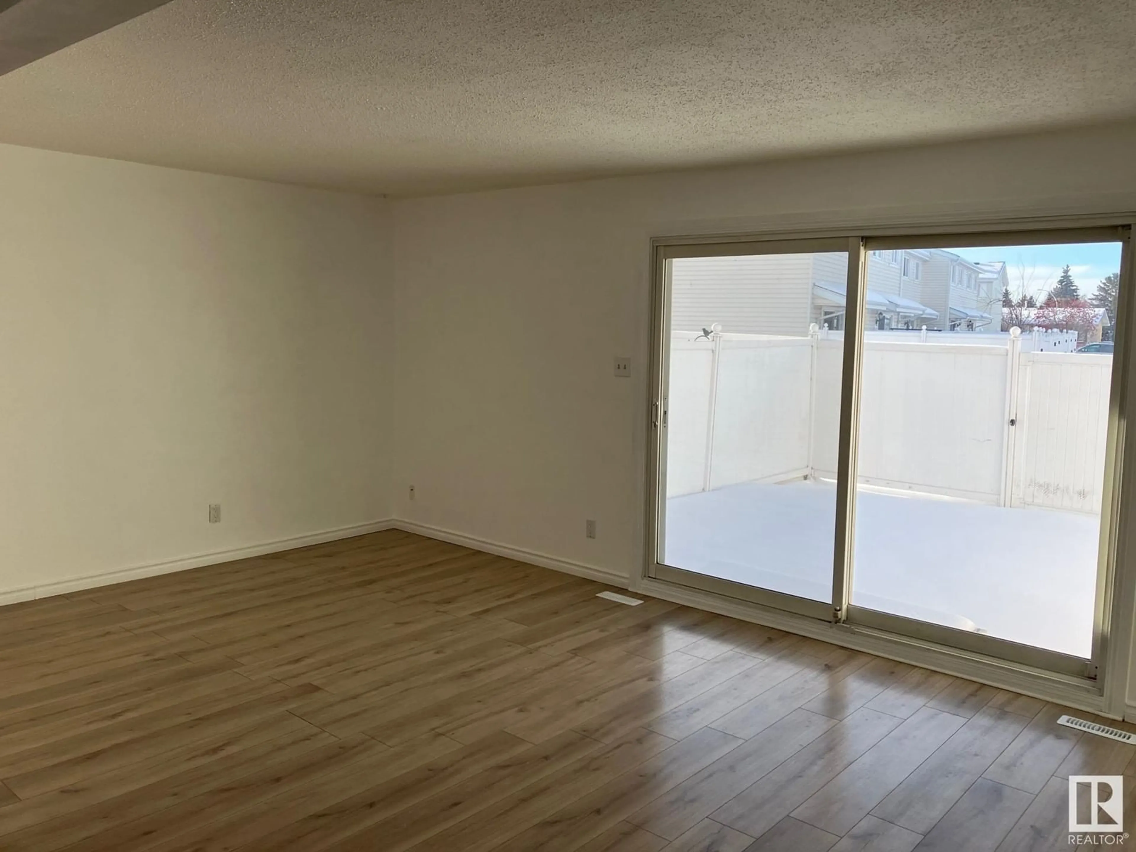 A pic of a room for 11472 139 AV NW, Edmonton Alberta T5X3L4