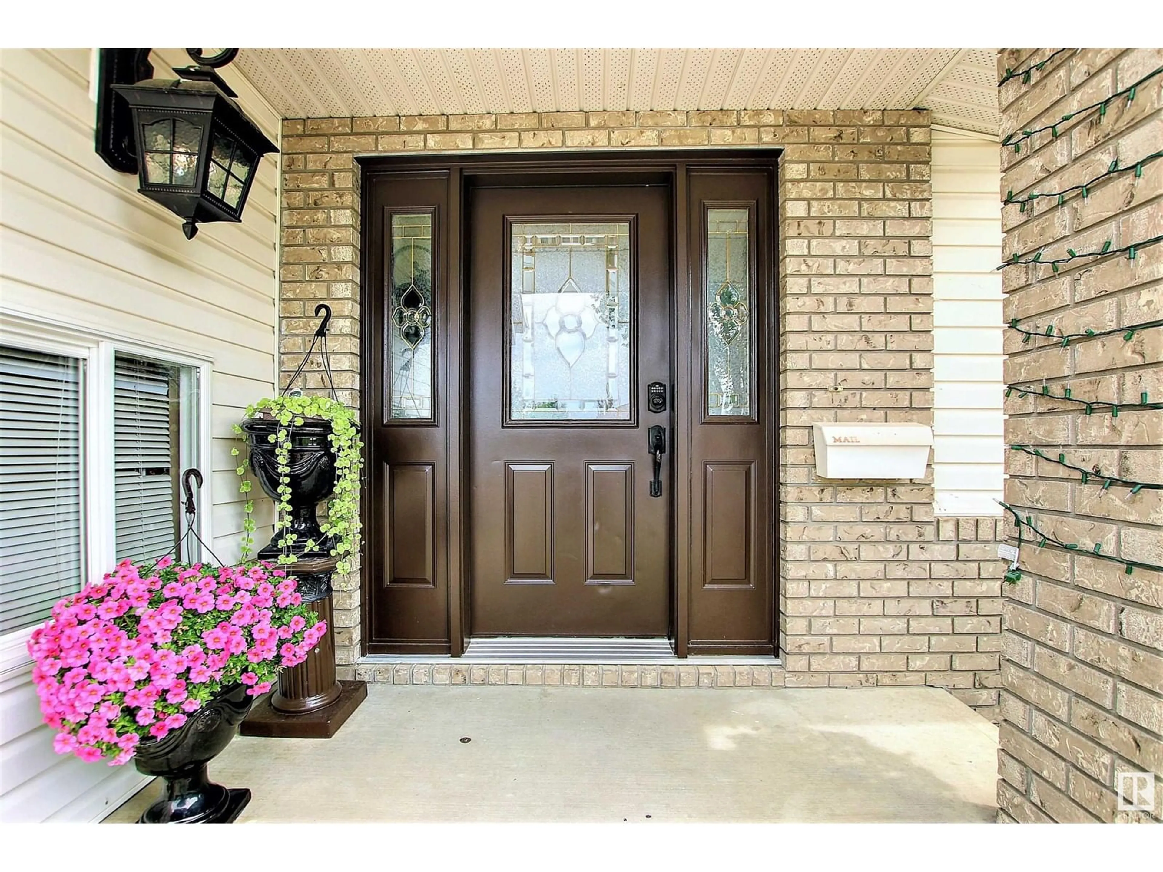 Indoor entryway for 329 HEATH RD NW, Edmonton Alberta T6R2X4