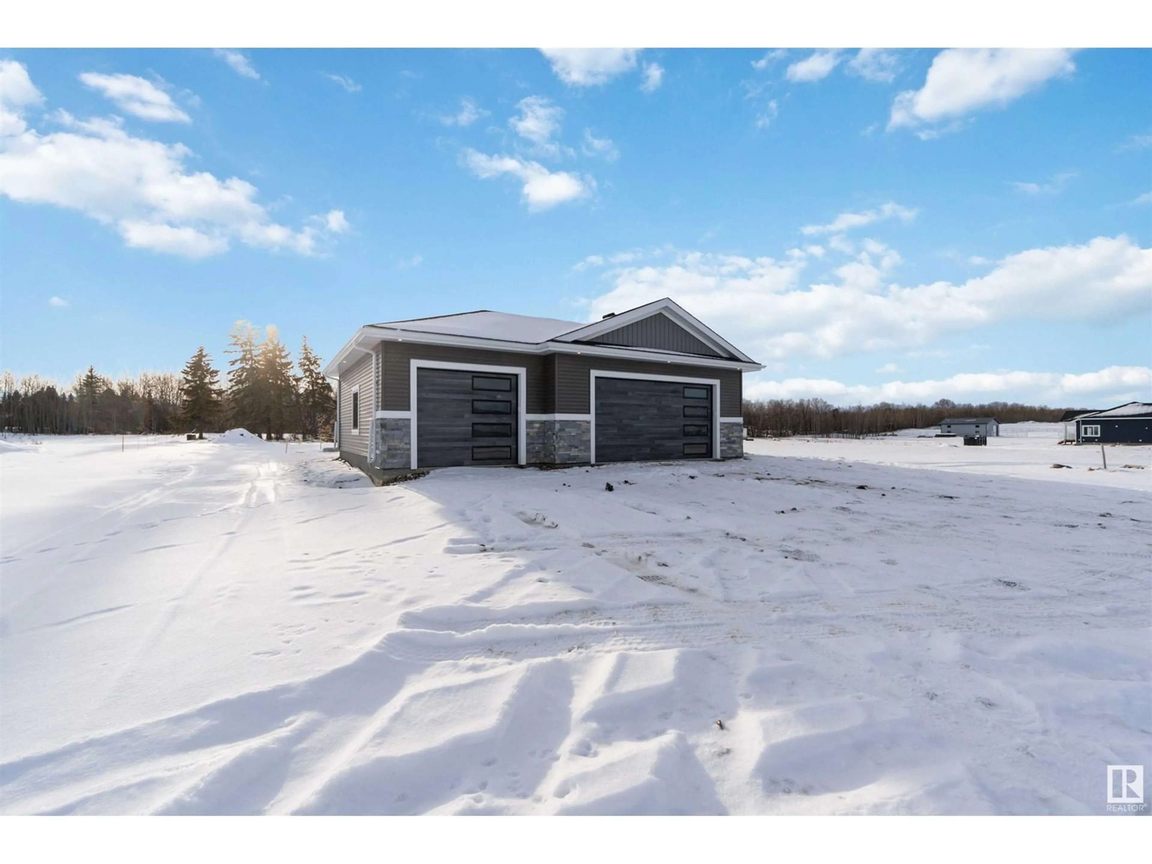 Indoor garage for #2 54104 RGE ROAD 274, Rural Parkland County Alberta T7X3S4