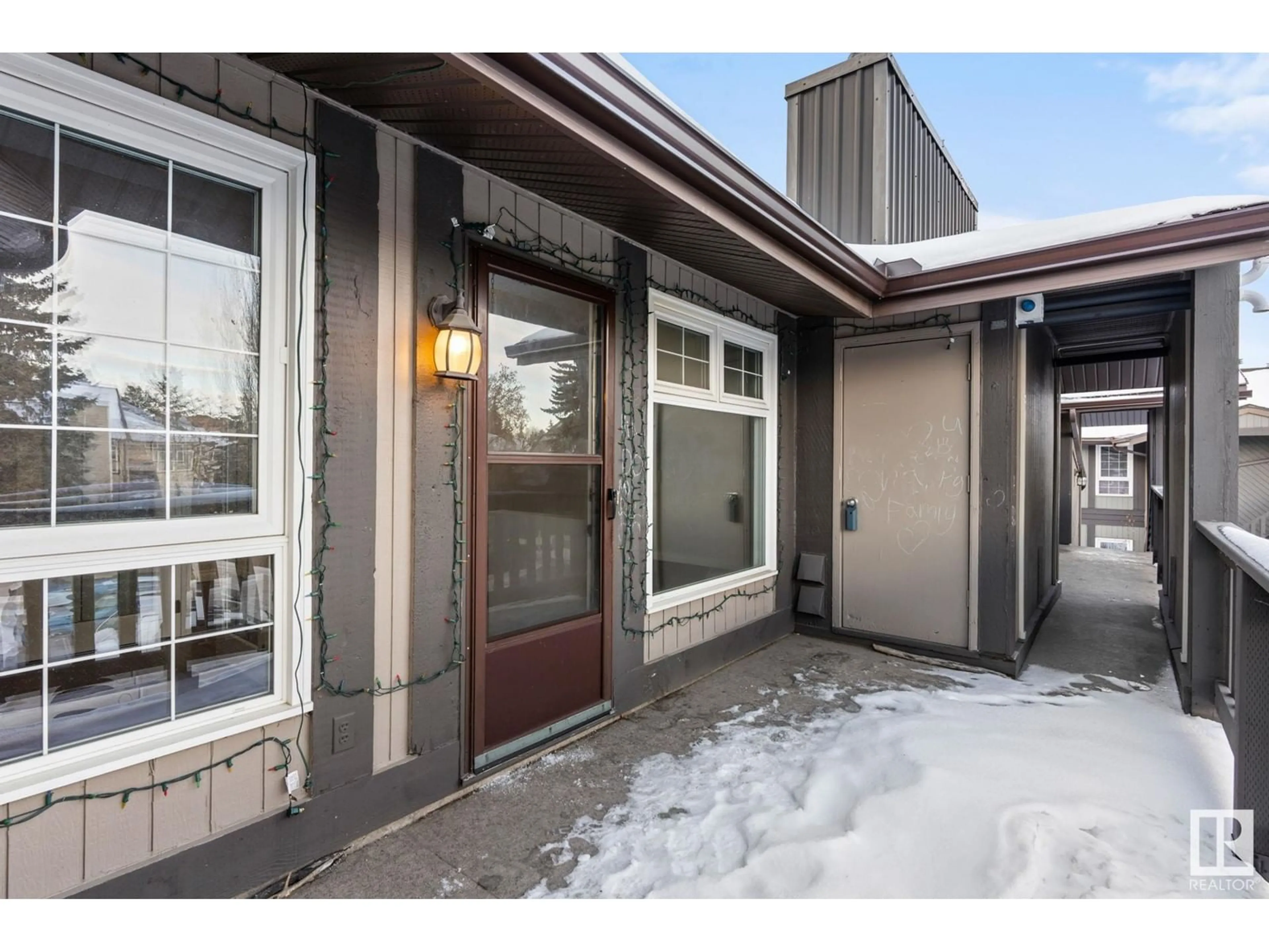 Indoor entryway for 5914 172 ST NW, Edmonton Alberta T6M1B4