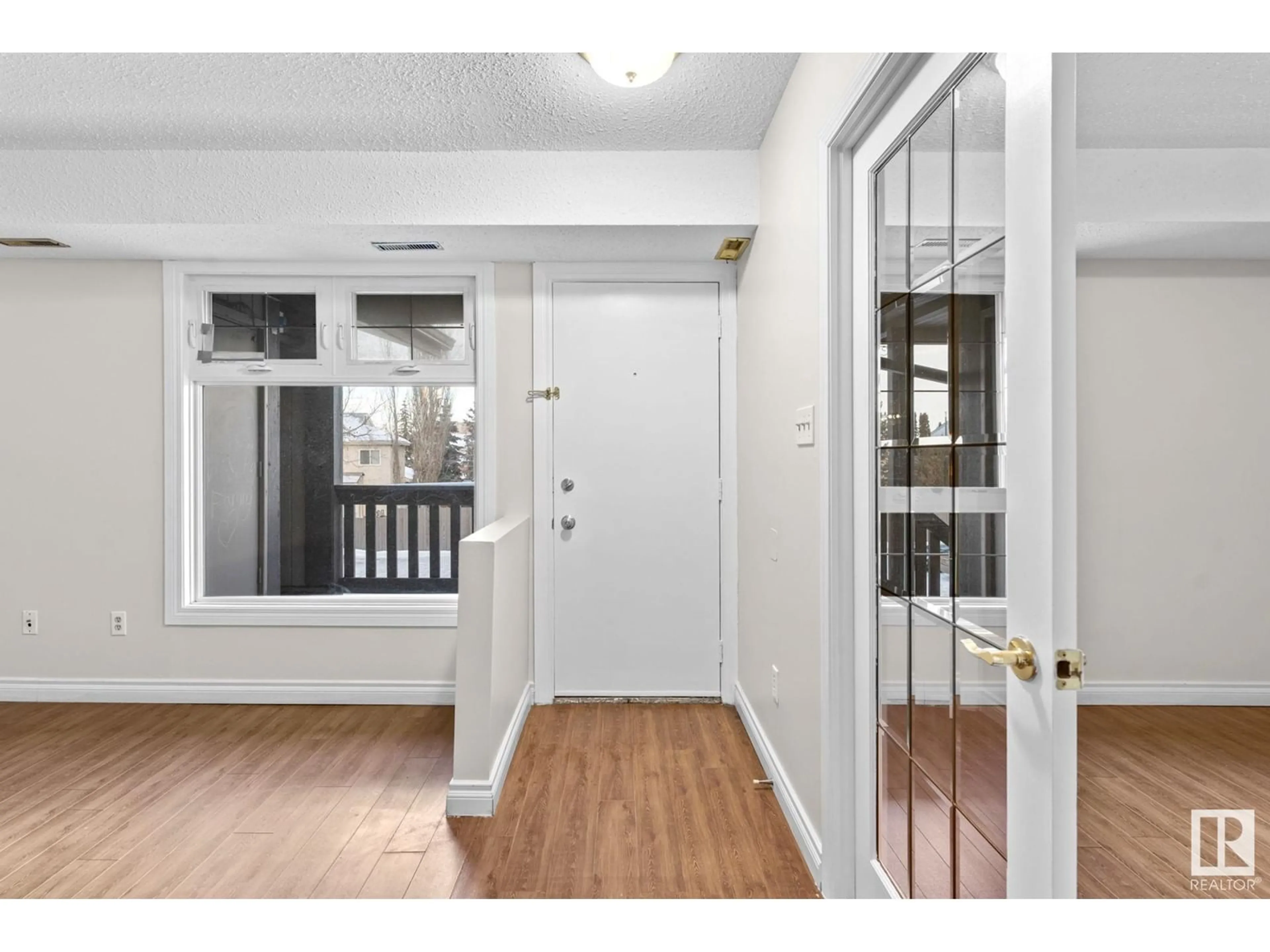 Indoor entryway for 5914 172 ST NW, Edmonton Alberta T6M1B4