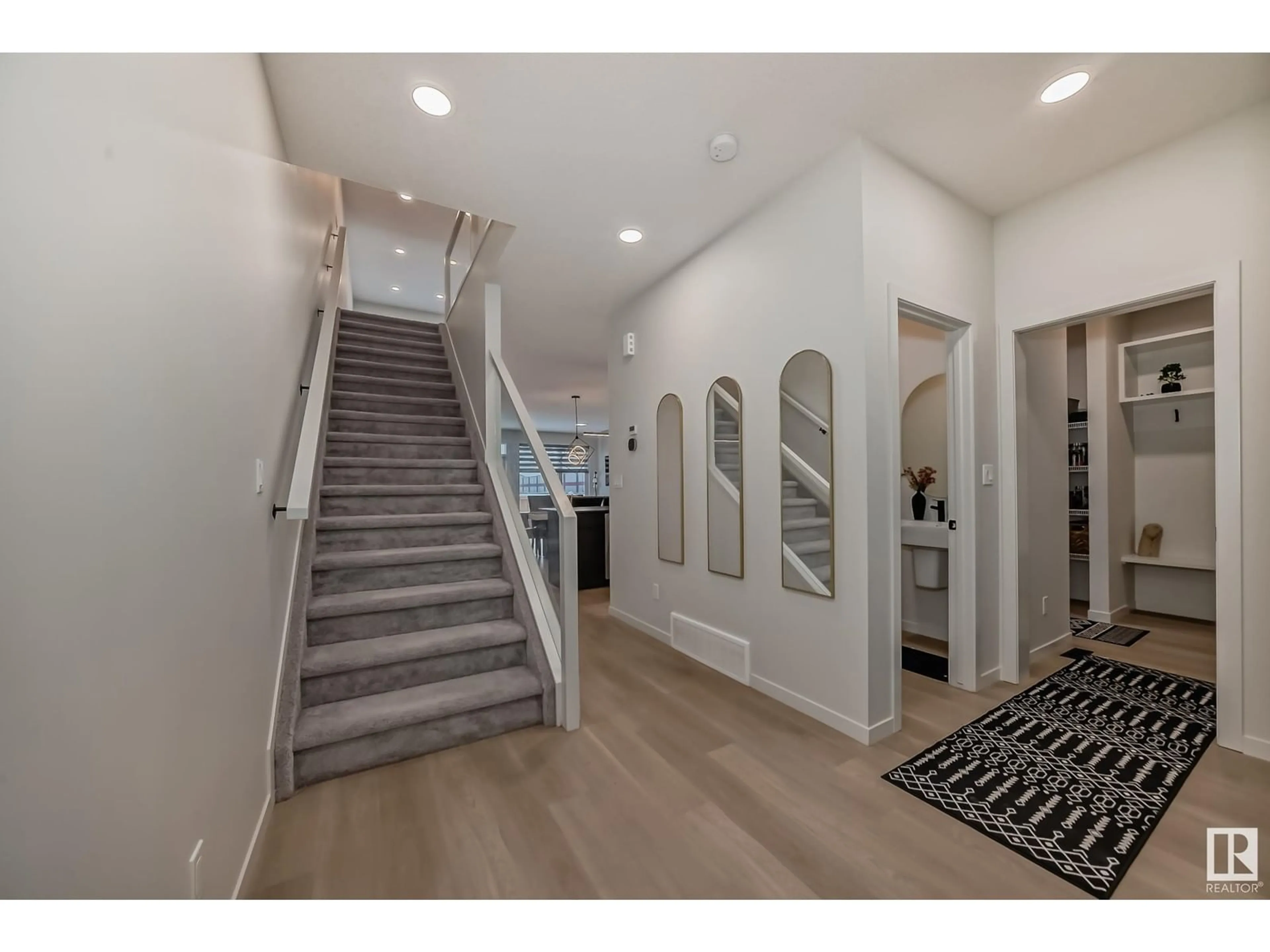 Indoor entryway for 412 33 Street SW SW, Edmonton Alberta T6X3C9