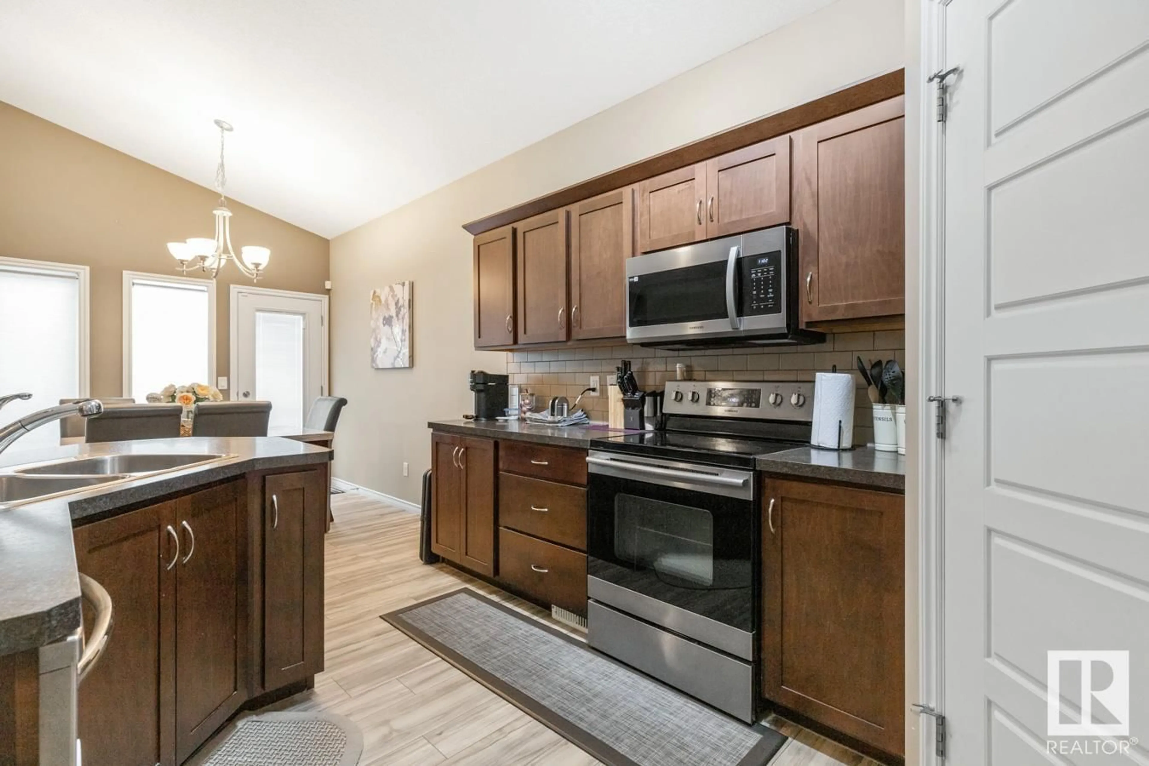 Open concept kitchen, unknown for 7334 ESSEX RD, Sherwood Park Alberta T8H0L1