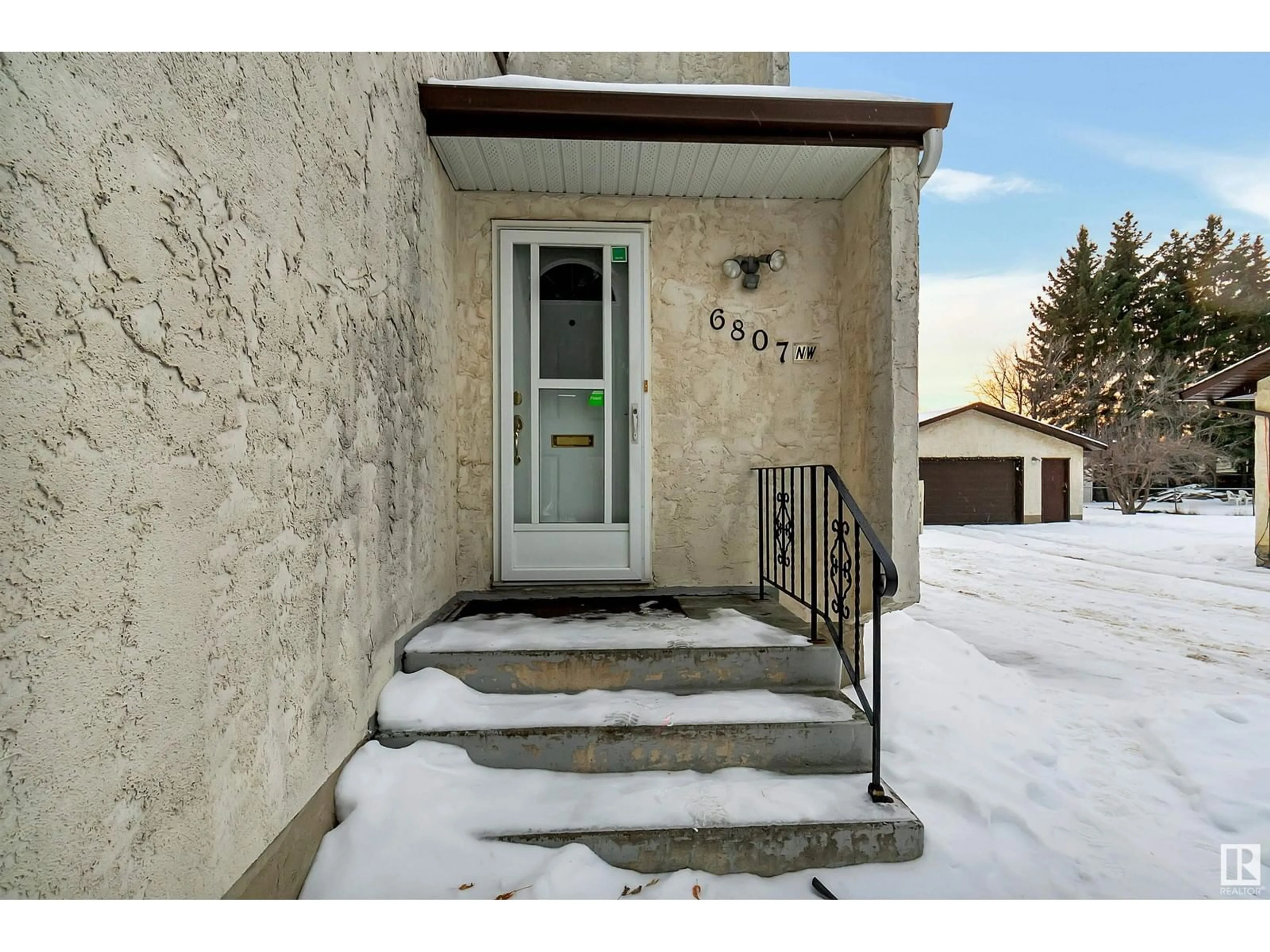 Indoor entryway for 6807 12 AV NW, Edmonton Alberta T6K3J6