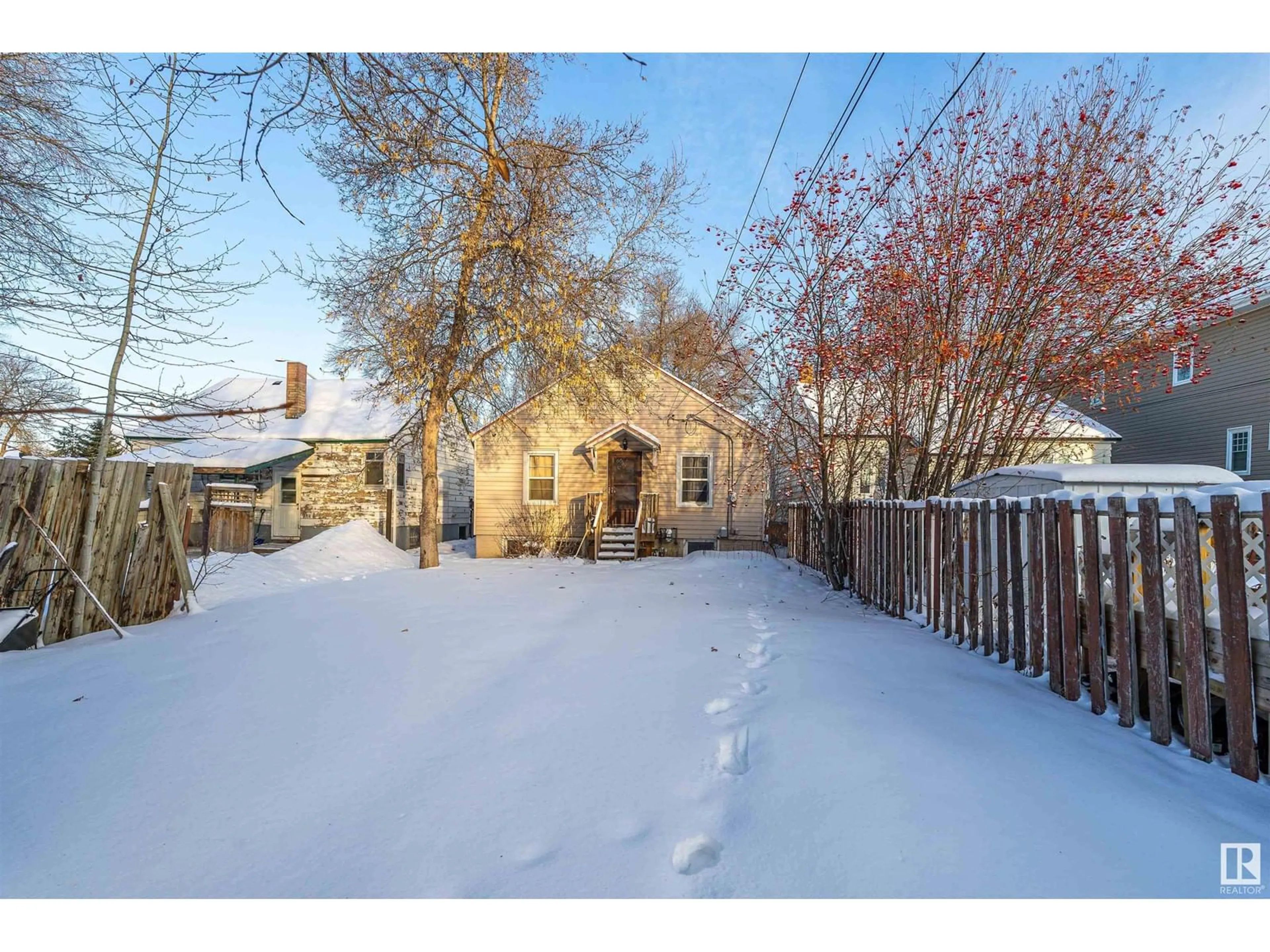 A pic from outside/outdoor area/front of a property/back of a property/a pic from drone, street for 10849 75 AV NW, Edmonton Alberta T6E1K1