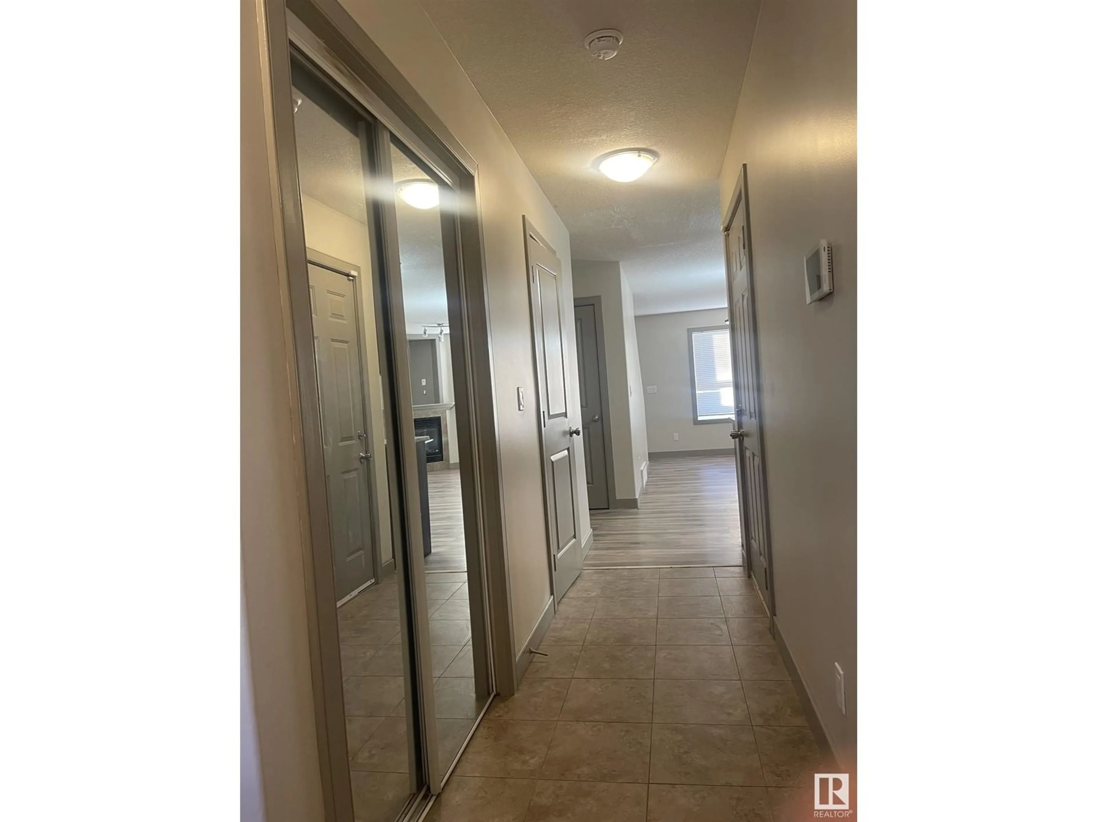 Indoor foyer for #22 1820 34 AV NW, Edmonton Alberta T6T1Y9