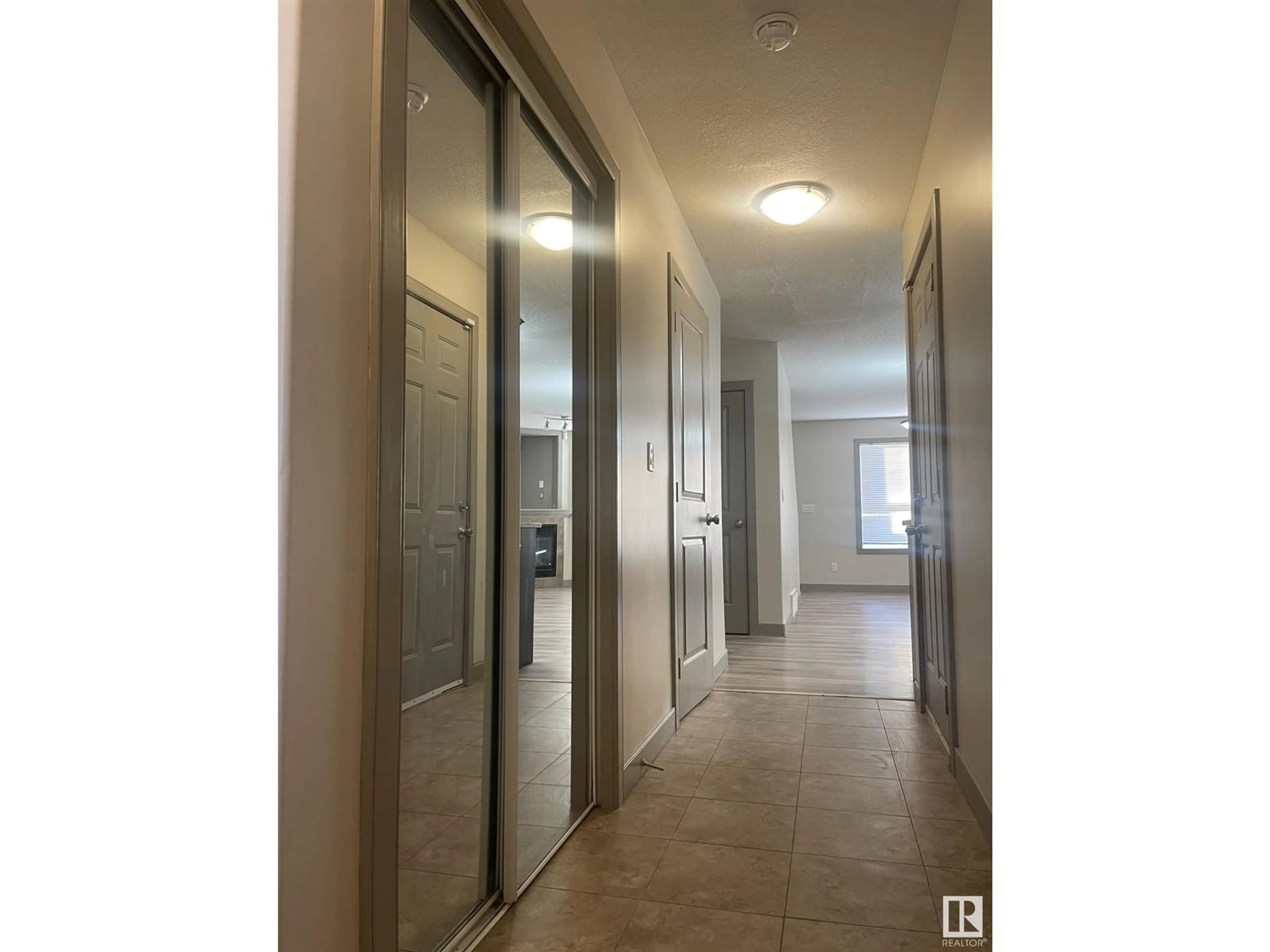 Indoor foyer for #22 1820 34 AV NW, Edmonton Alberta T6T1Y9