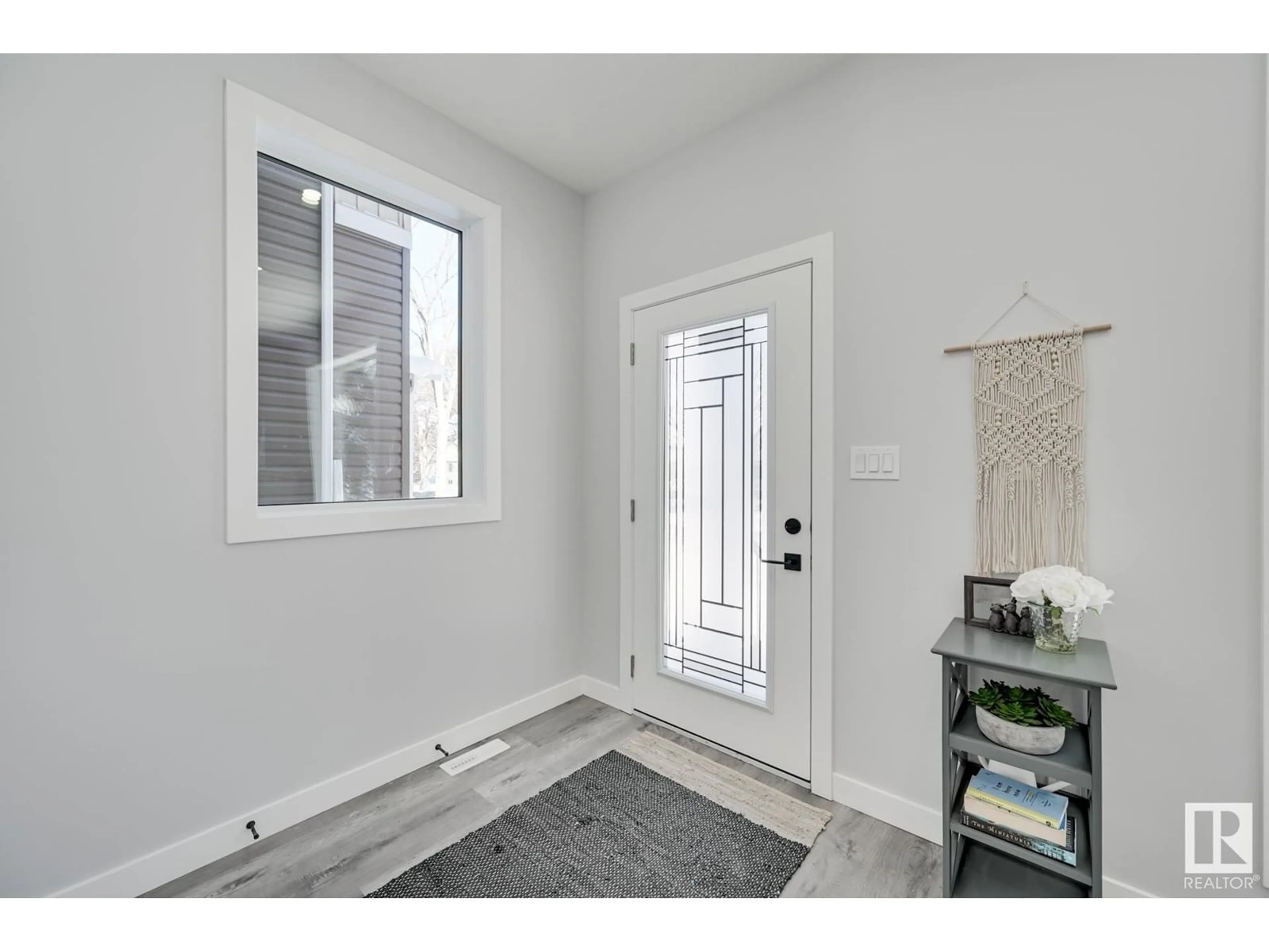 Indoor entryway for 11422 122 ST NW, Edmonton Alberta T5M0B9