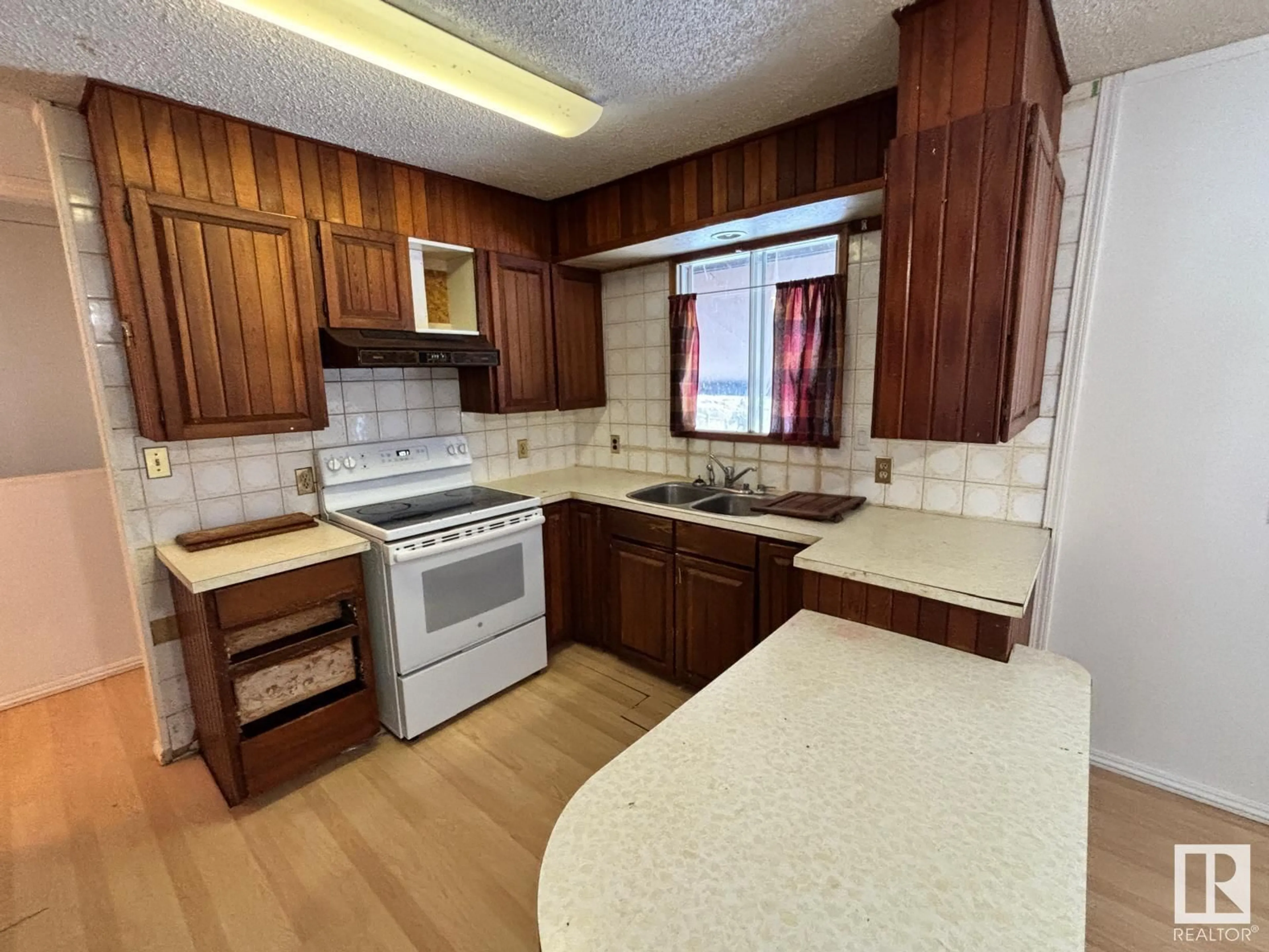 Standard kitchen, unknown for 5505 49 ST, Drayton Valley Alberta T7A1A4