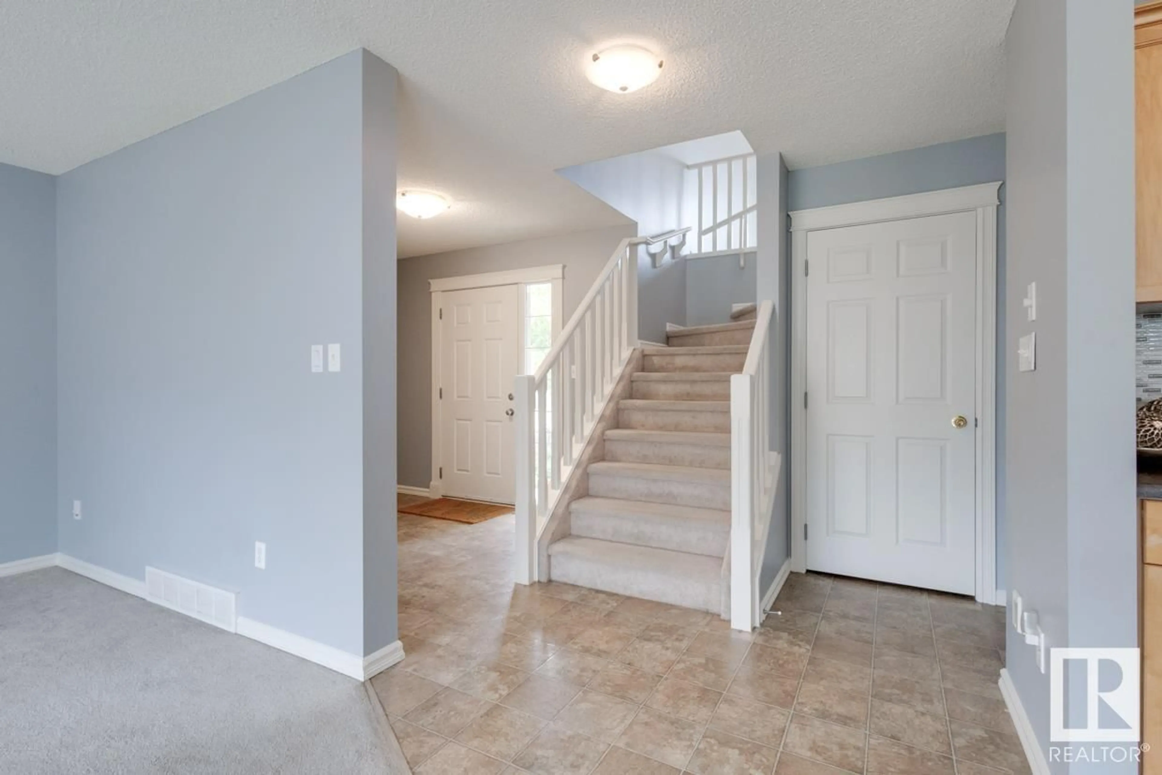 Indoor entryway for 1050 MCKINNEY GR NW, Edmonton Alberta T6R3S4