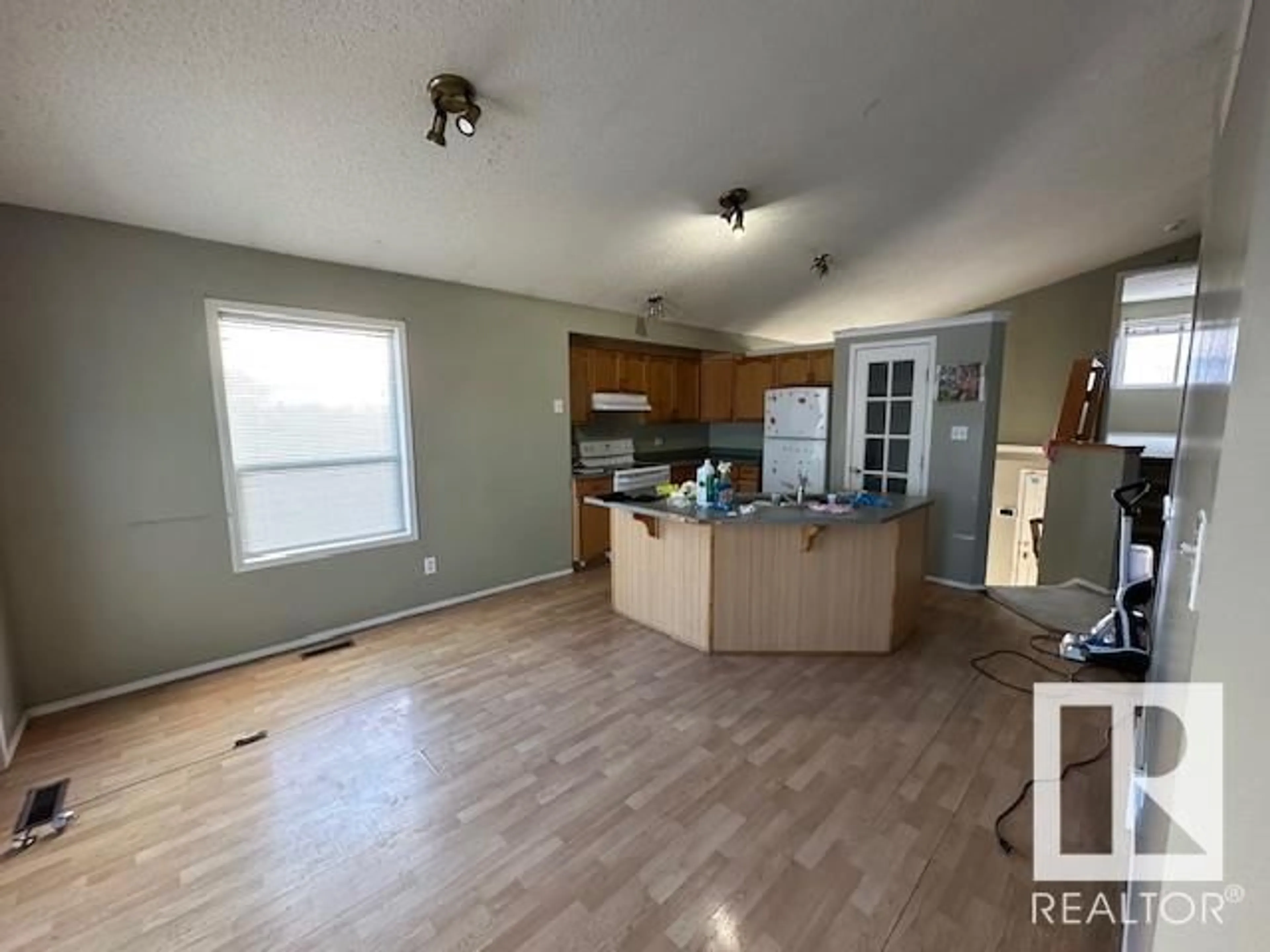 A pic of a room for 12707 136 ST NW, Edmonton Alberta T5L5E6