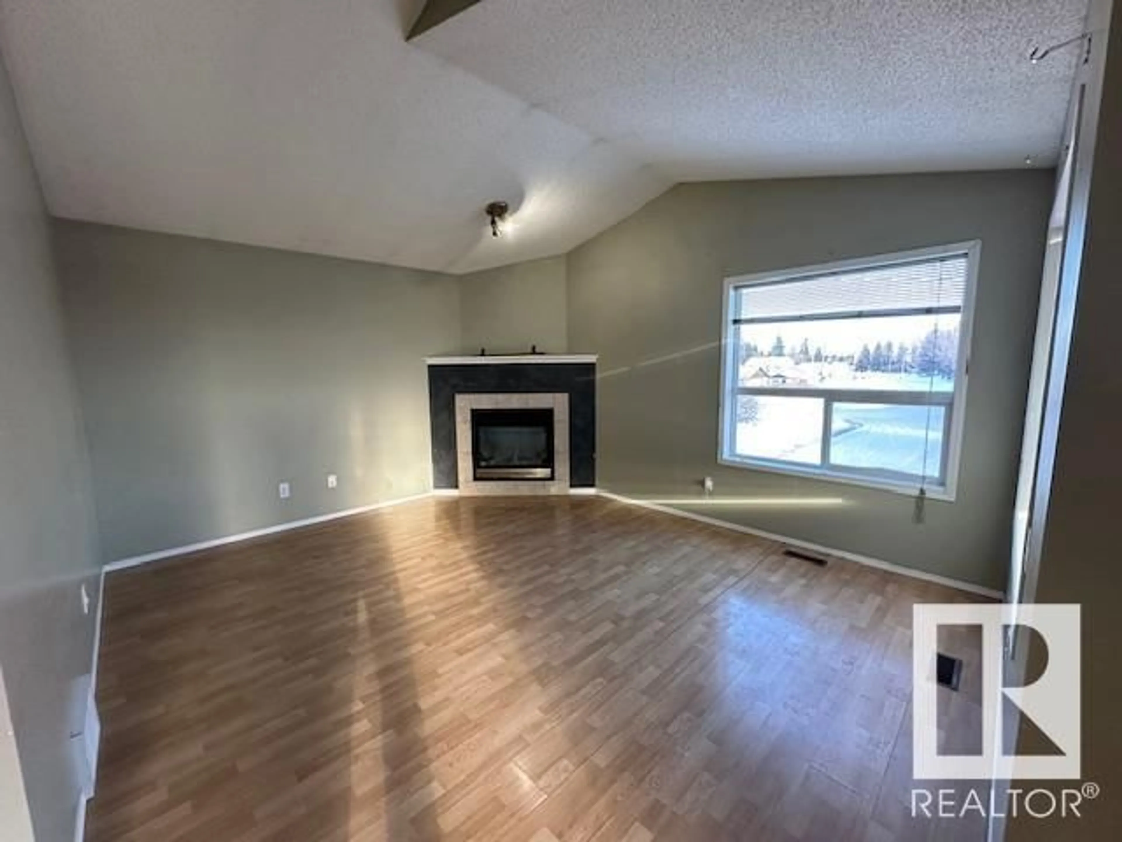 A pic of a room for 12707 136 ST NW, Edmonton Alberta T5L5E6